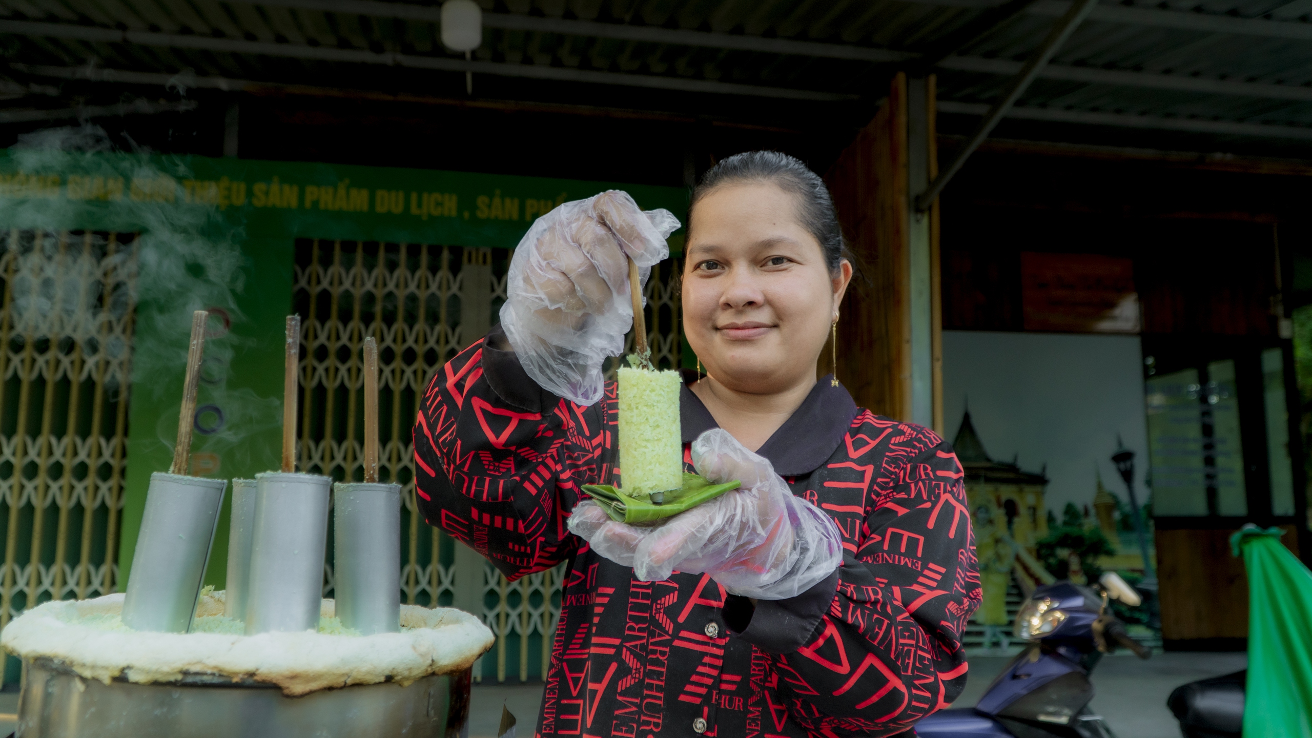 Đặc sản bánh cốm ống của đồng bào Khmer - Ảnh 8.