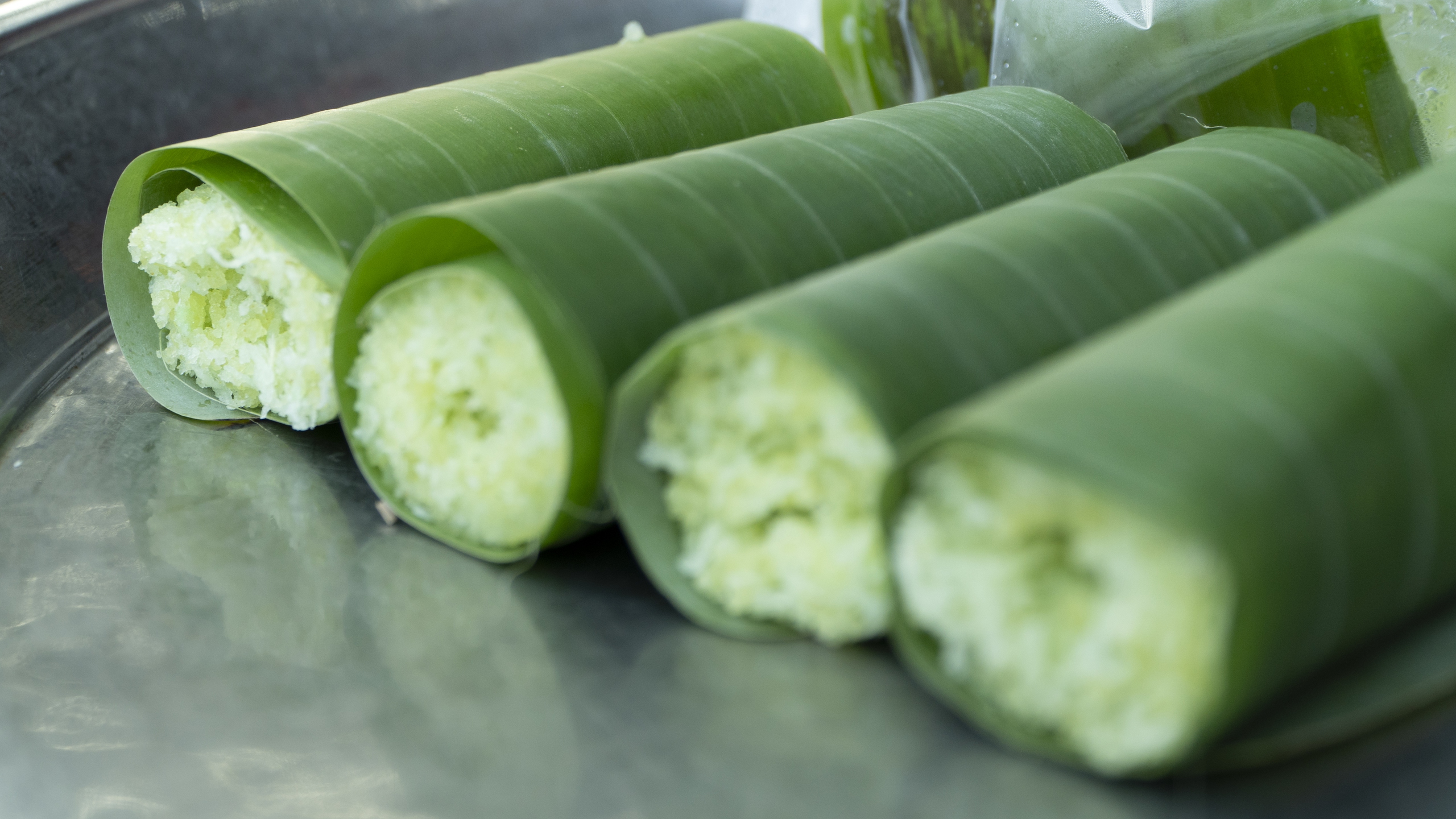 Đặc sản bánh cốm ống của đồng bào Khmer - Ảnh 4.