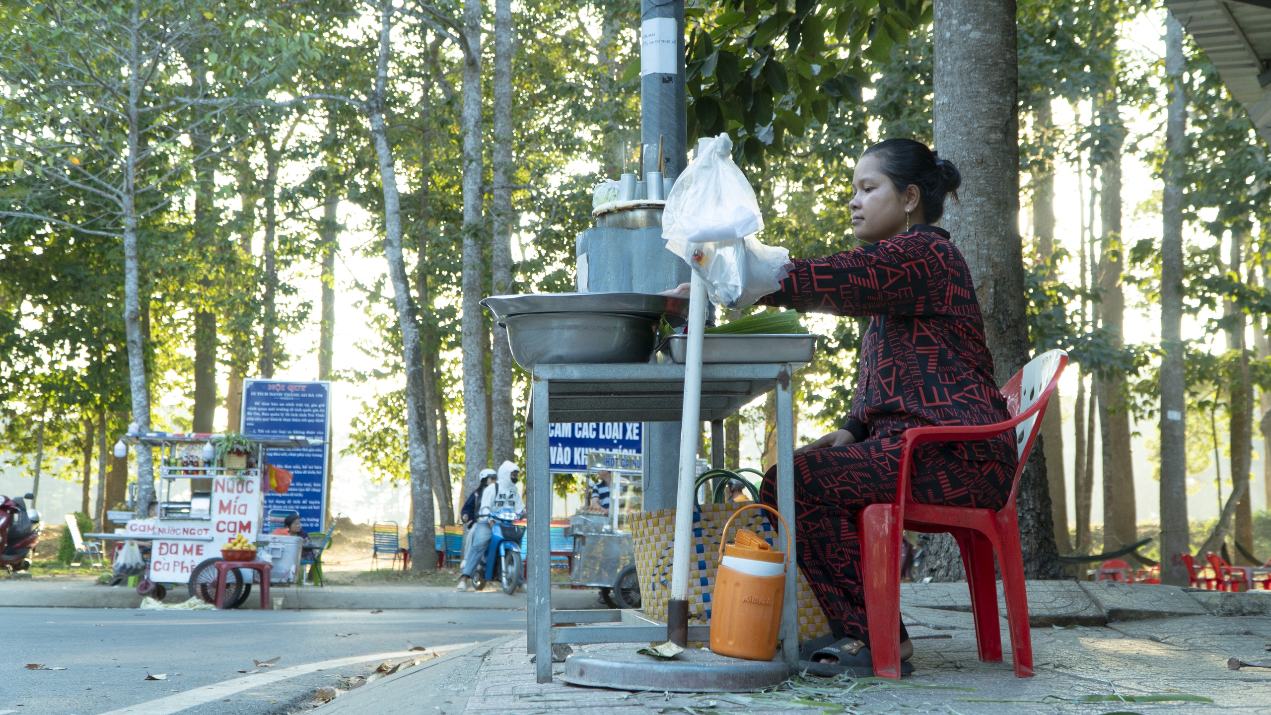 Đặc sản bánh cốm ống của đồng bào Khmer - Ảnh 3.