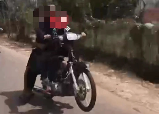 Xử lý thanh niên bốc đầu xe máy rồi đăng clip lên mạng xã hội- Ảnh 1.