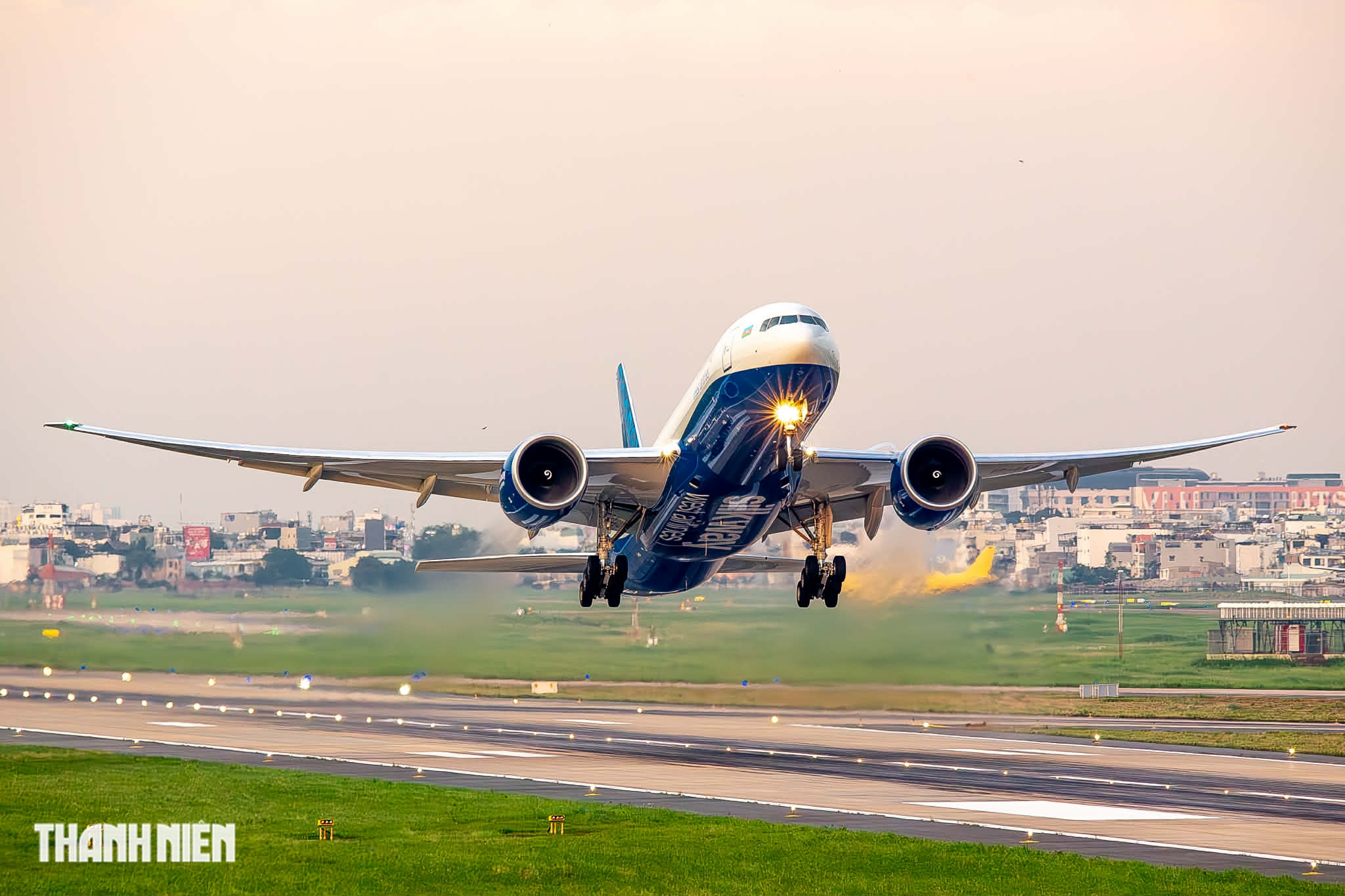 Đam mê ảnh máy bay ở tp . Hcm: Những khoảnh khắc tuyệt vời từ sân bay Tân Sơn Nhất - Ảnh 2. Đam mê ảnh máy bay ở tp . Hcm: Những khoảnh khắc tuyệt vời từ sân bay Tân Sơn Nhất - Ảnh 2.