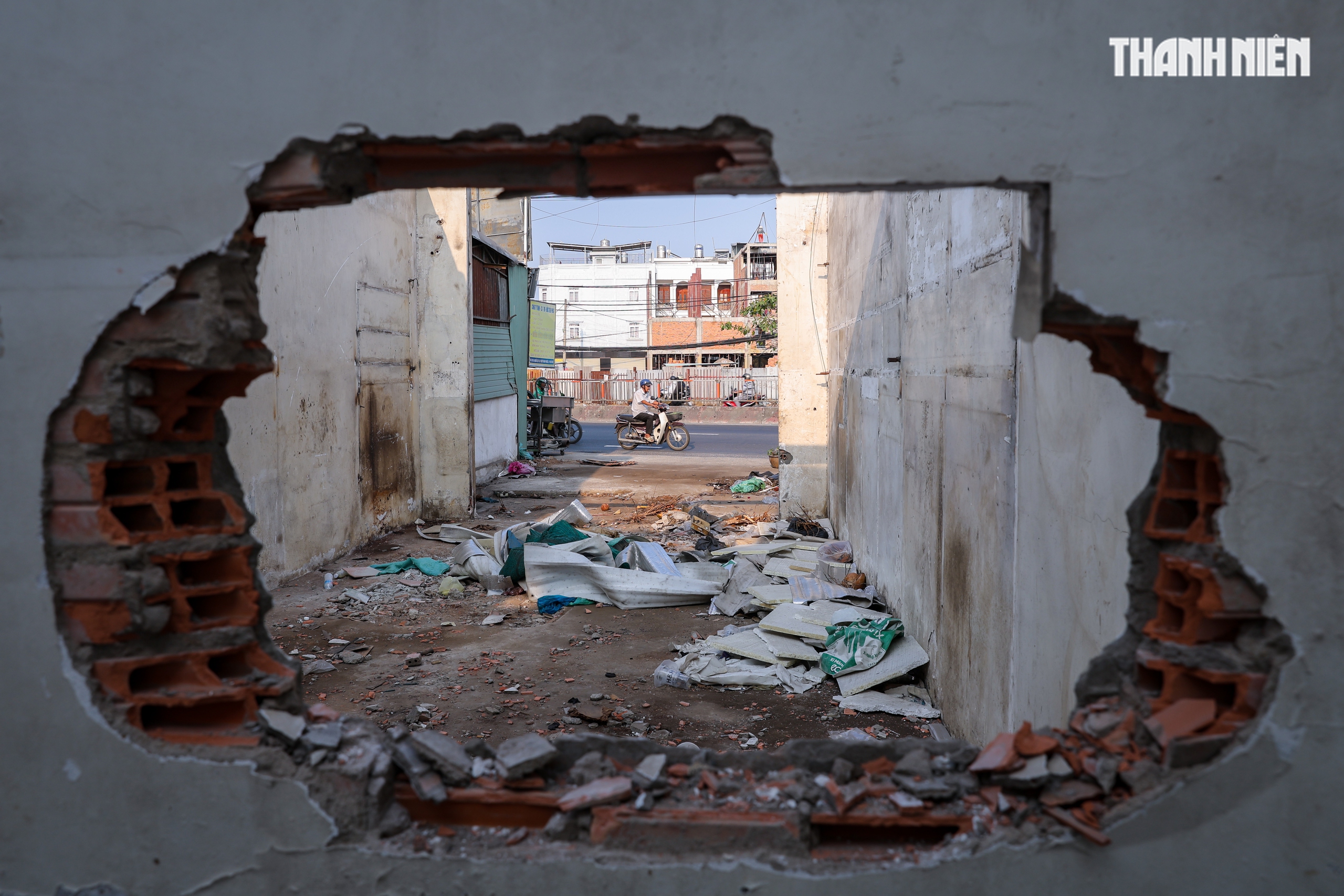 Người d&acirc;n TP.HCM dỡ nh&agrave;, nhường đất mở rộng quốc lộ 13 sau nhiều lần chậm trễ - Ảnh 9.