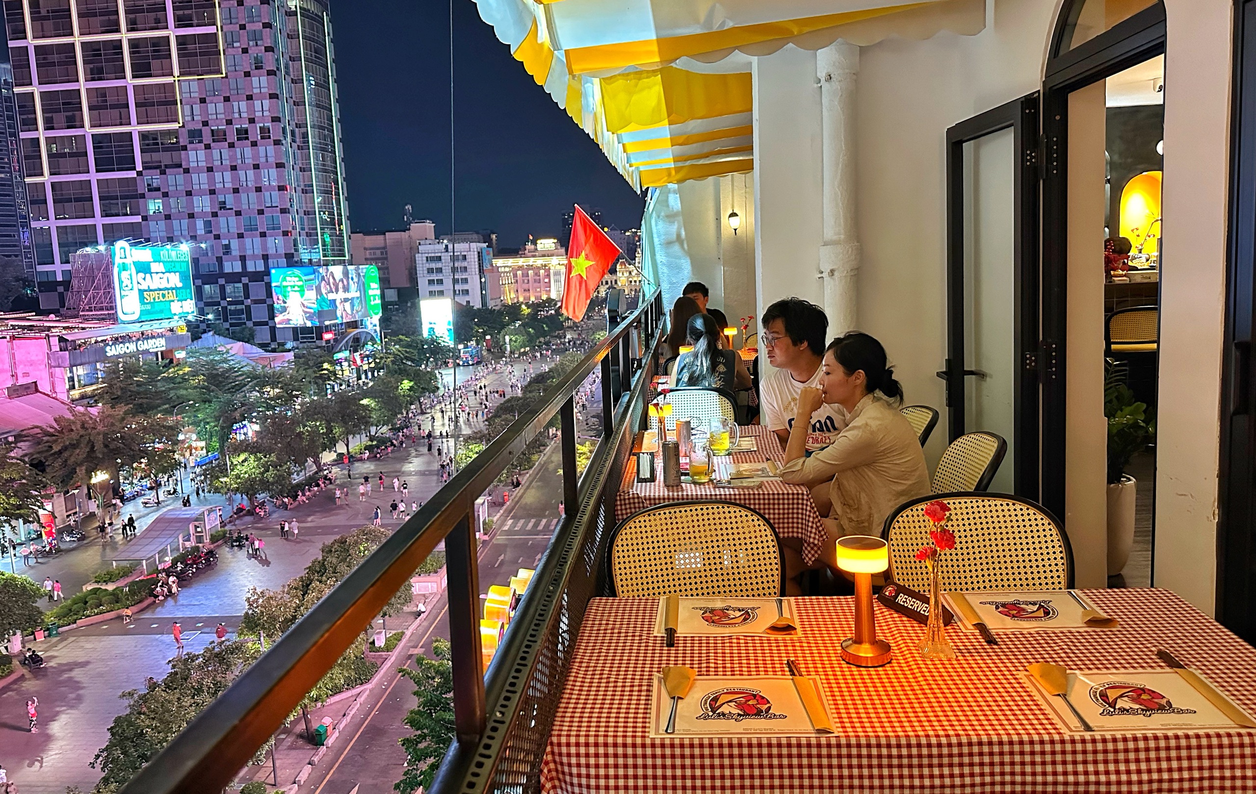 &Ocirc;ng T&acirc;y mở nh&agrave; h&agrave;ng Việt Nam view triệu đ&ocirc; ở TP . HCM thu h&uacute;t 95 % kh&aacute;ch nước ng&ograve;ai - Ảnh 3.