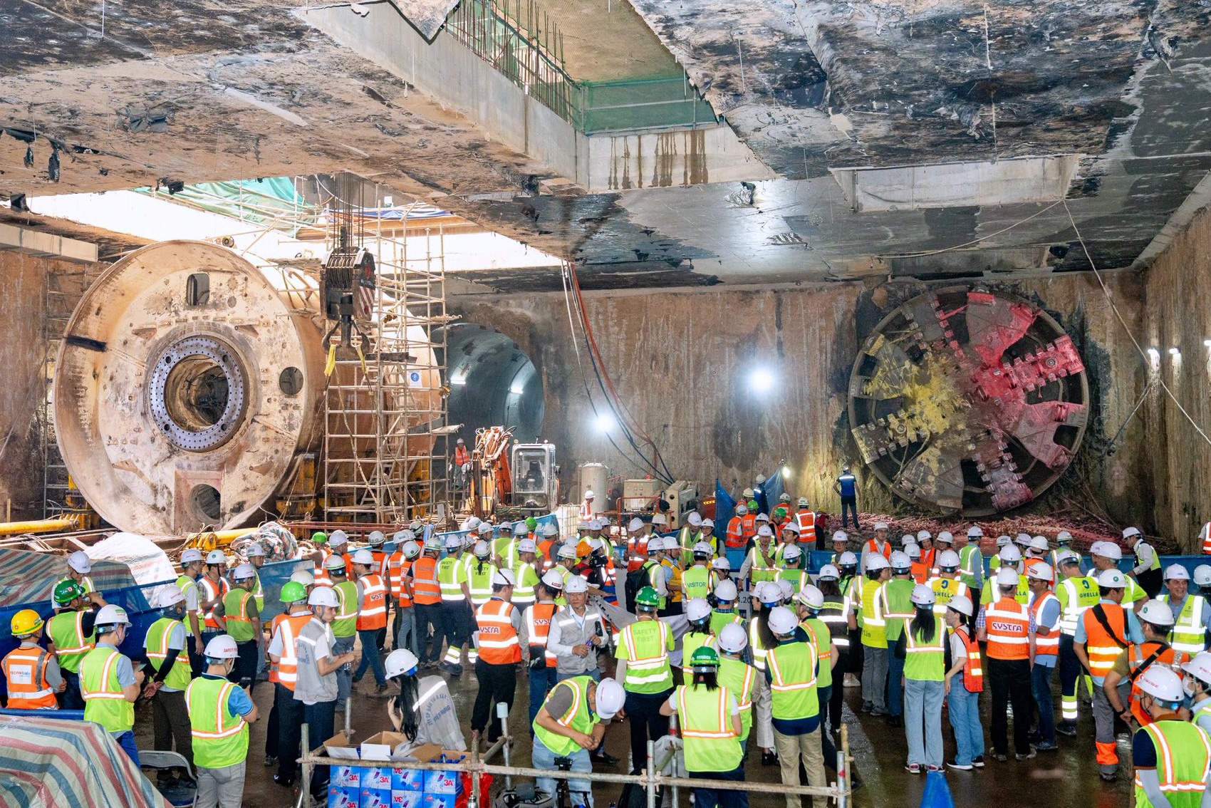 Nối thông toàn bộ hầm ngầm tuyến metro Nhổn - ga Hà Nội- Ảnh 1. Nối thông toàn bộ hầm ngầm tuyến metro Nhổn - ga Hà Nội- Ảnh 1.