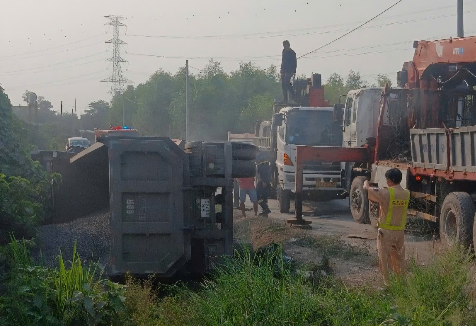 Đồng Nai: Xe ben chở đá lật đè chết nữ tài xế ô tô con - Ảnh 1.