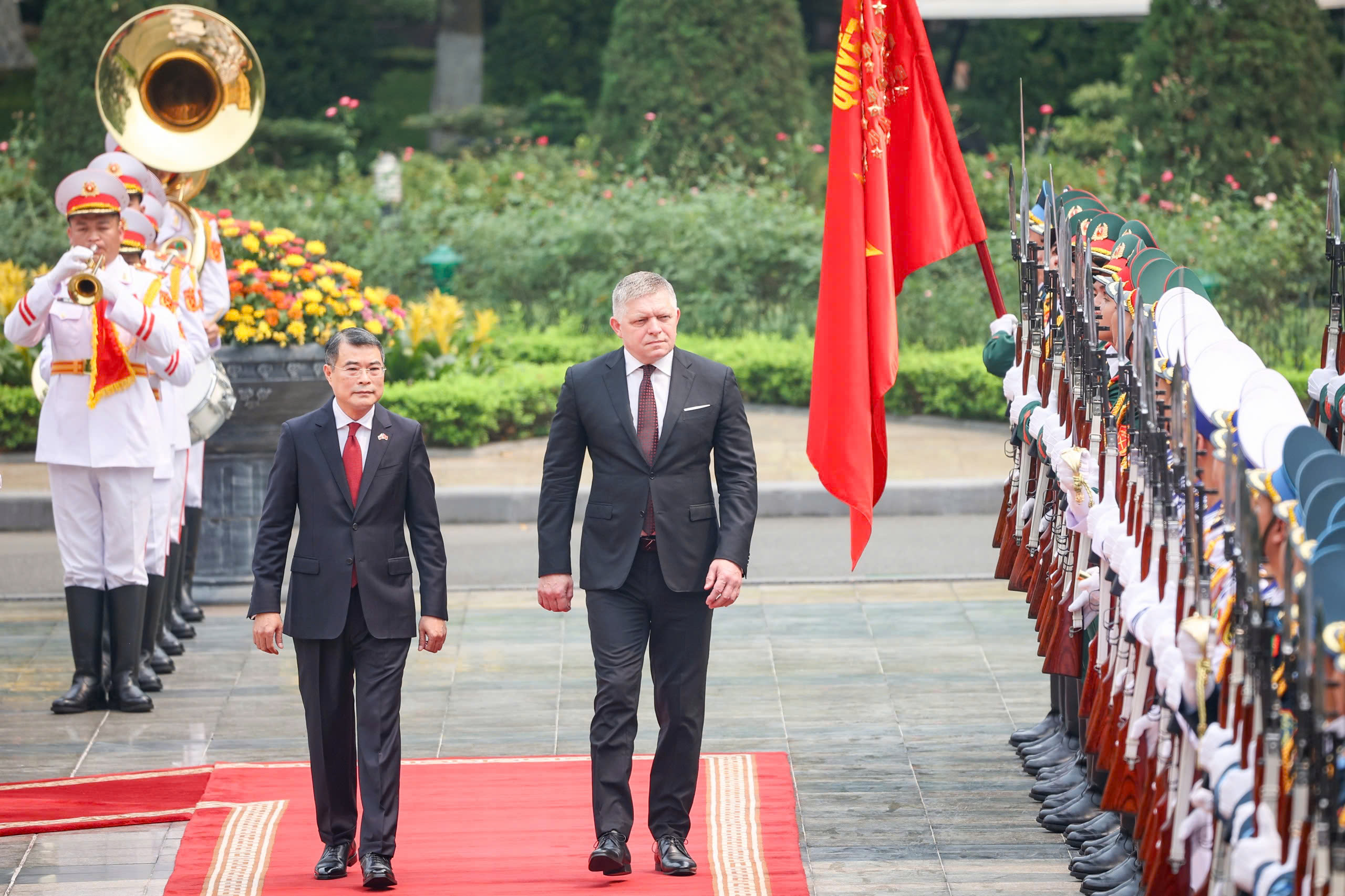 Thủ tướng L&ecirc; Minh Hưng chủ tr&igrave; lễ đ&oacute;n Thủ tướng Slovakia thăm ch&iacute;nh thức Việt Nam  - Ảnh 3.