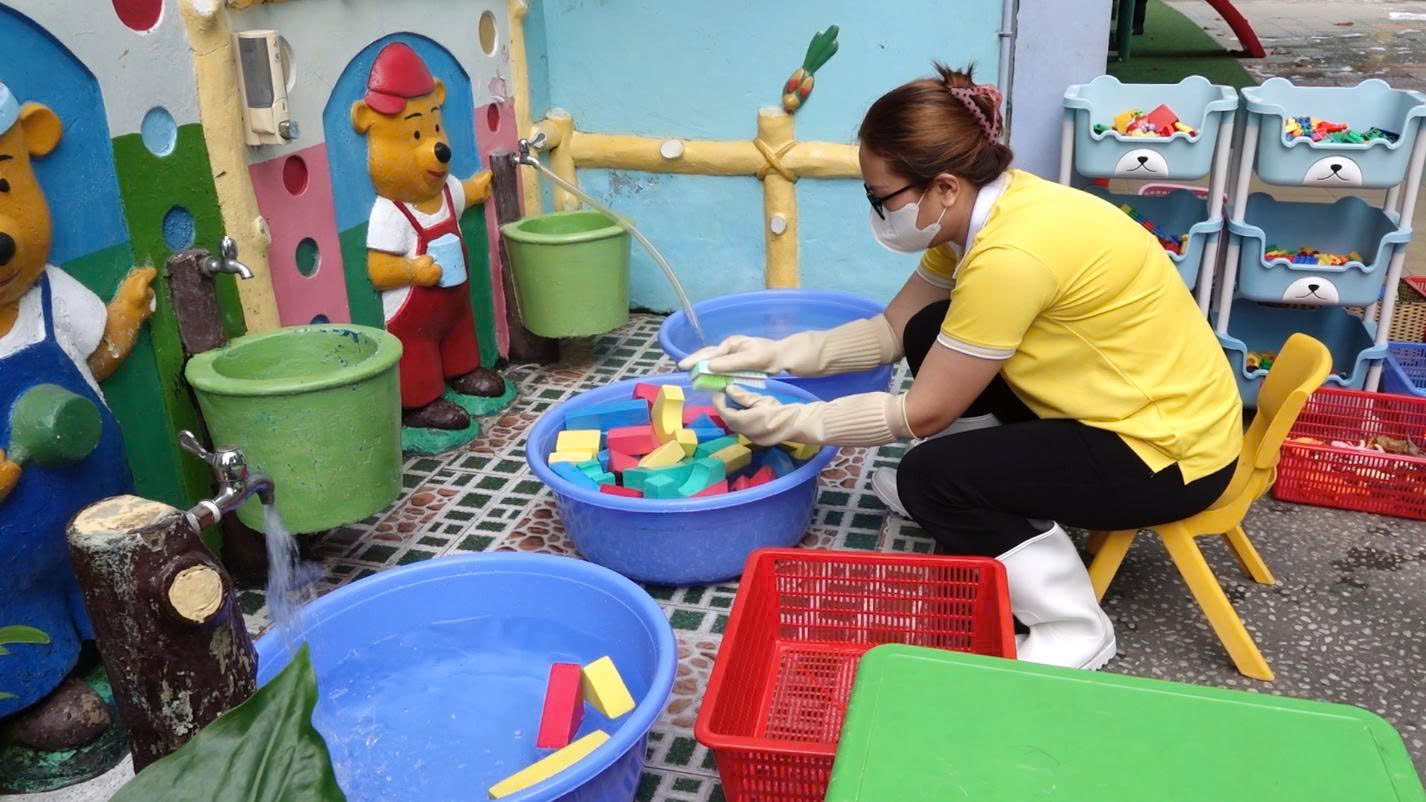 Dịch tay chân miệng tại TP.HCM tăng nhanh: Trường học và phụ huynh chủ động phòng ngừa thế nào?- Ảnh 1. Dịch tay chân miệng tại TP.HCM tăng nhanh: Trường học và phụ huynh chủ động phòng ngừa thế nào?- Ảnh 1.