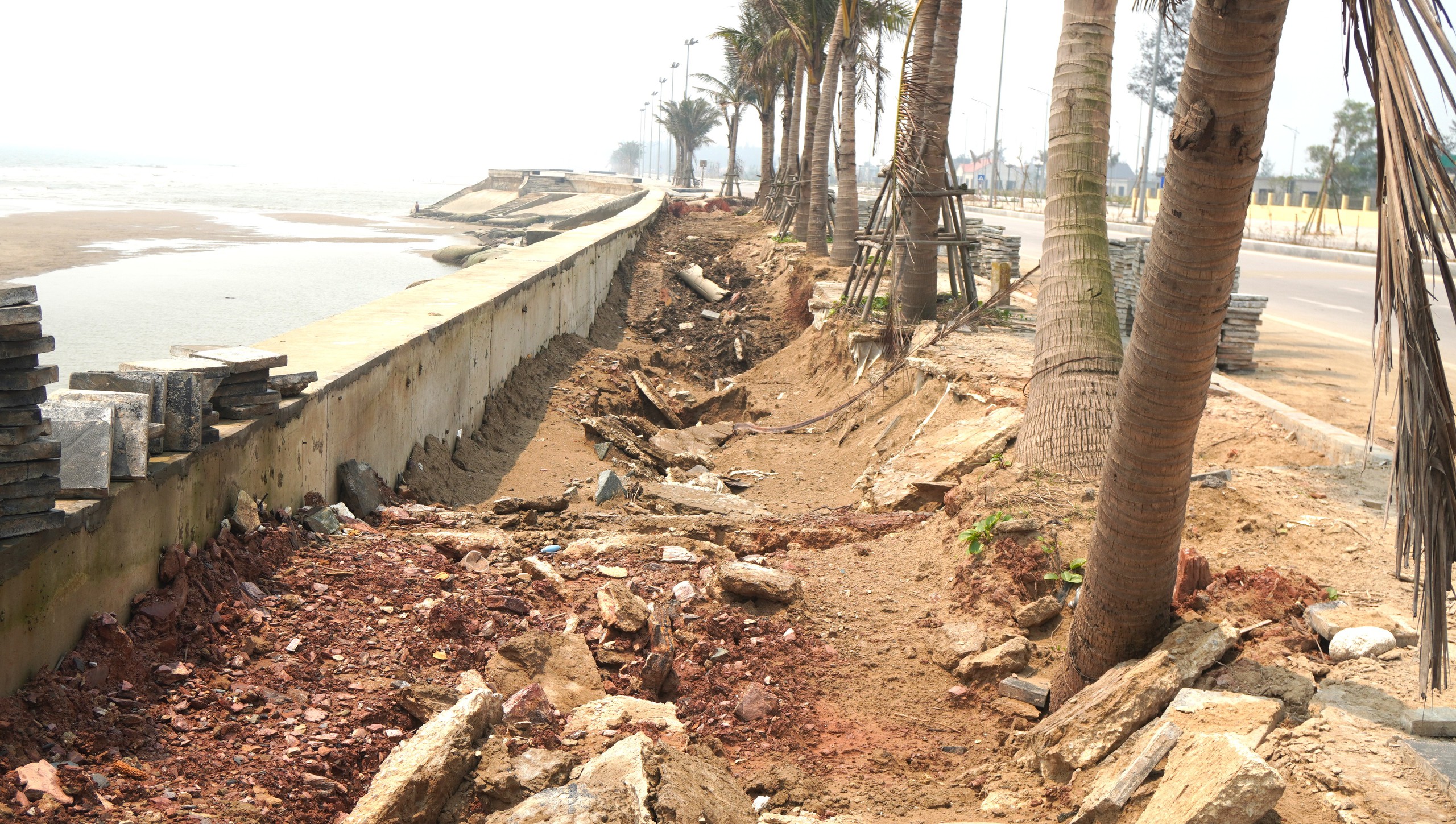 K&egrave; biển Hải Tiến sụt l&uacute;n d&ugrave; thời tiết y&ecirc;n b&igrave;nh năm 2026 - Ảnh 3.