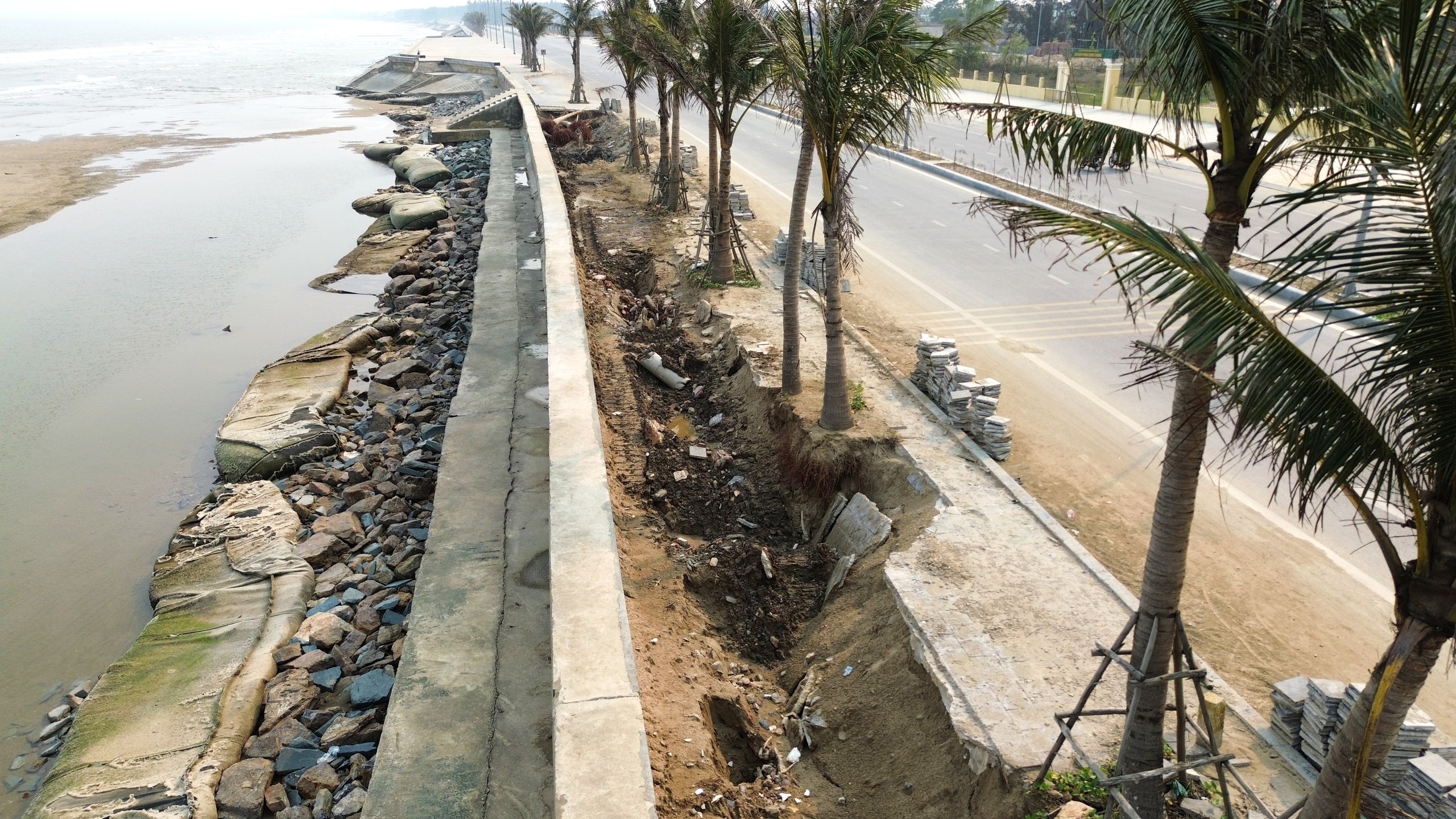 K&egrave; biển Hải Tiến sụt l&uacute;n d&ugrave; thời tiết y&ecirc;n b&igrave;nh năm 2026 - Ảnh 11.