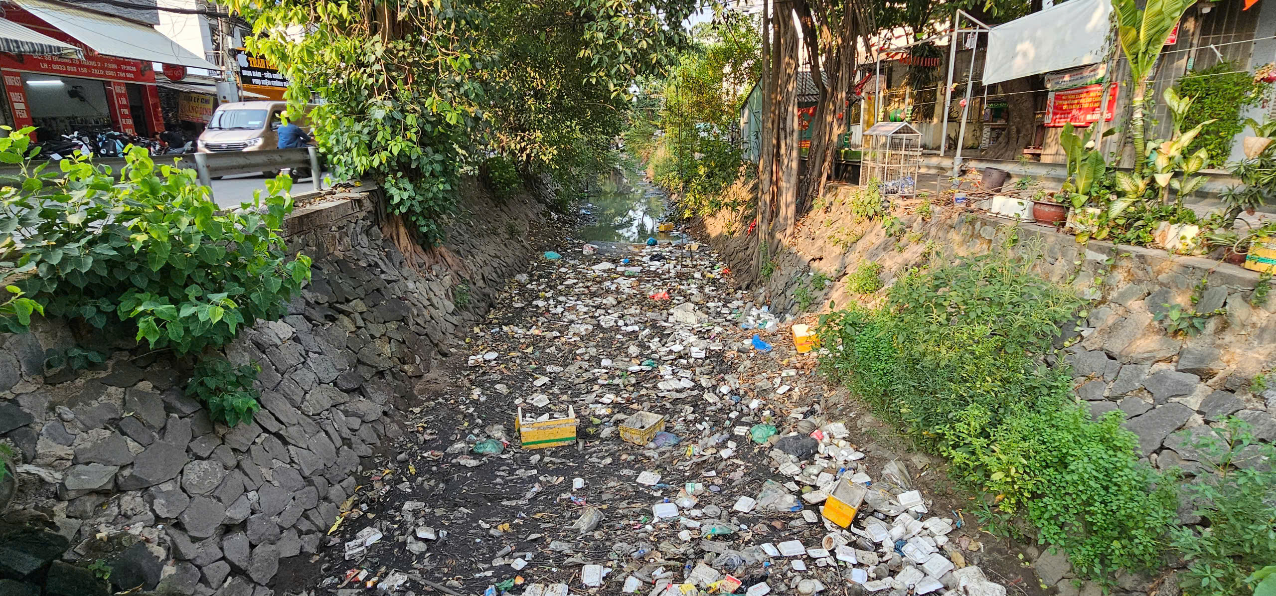 Sau phản ánh, kênh 19 Tháng 5 cắt tỉa cây dại nhưng rác thải vẫn còn - Ảnh 2.