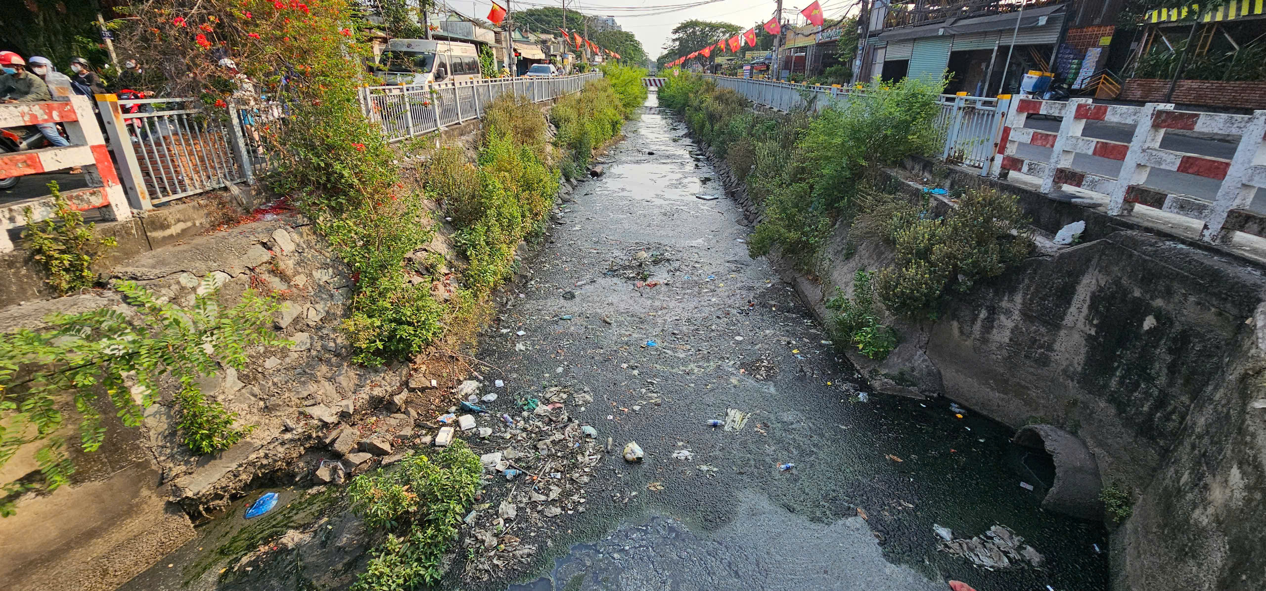 Sau phản ánh, kênh 19 Tháng 5 cắt tỉa cây dại nhưng rác thải vẫn còn - Ảnh 1.