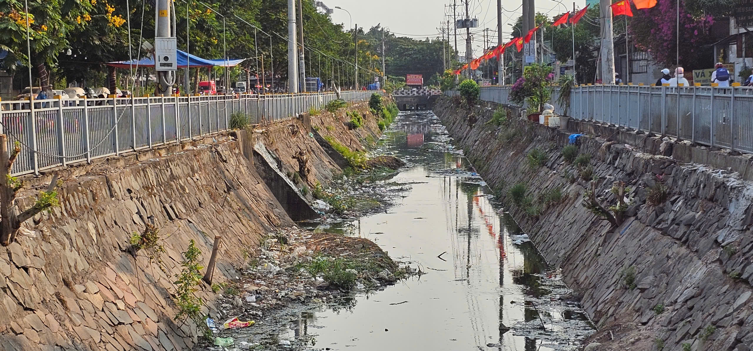 Sau phản ánh, kênh 19 Tháng 5 cắt tỉa cây dại nhưng rác thải vẫn còn - Ảnh 5.