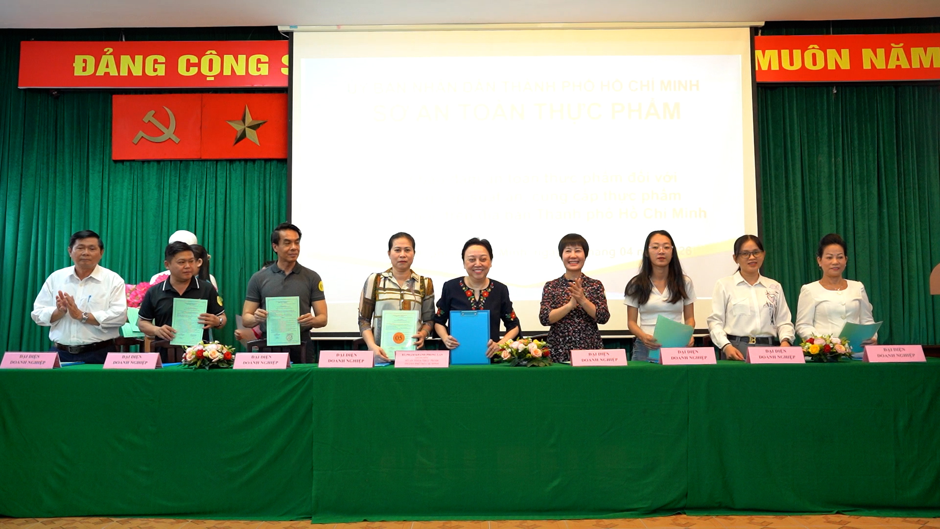 Siết chặt an toàn thực phẩm suất ăn bán trú: Hàng trăm cơ sở ký cam kết- Ảnh 1. Siết chặt an toàn thực phẩm suất ăn bán trú: Hàng trăm cơ sở ký cam kết- Ảnh 1.