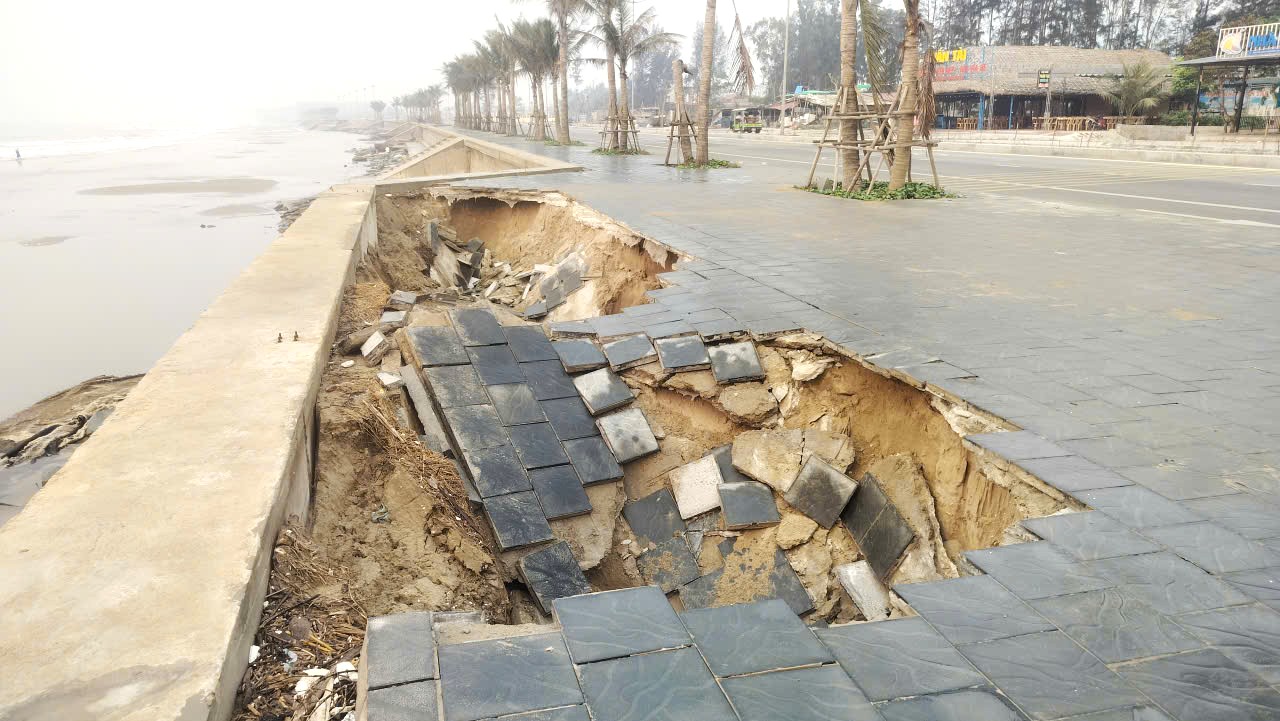 K&egrave; biển Hải Tiến sụt l&uacute;n d&ugrave; thời tiết y&ecirc;n b&igrave;nh năm 2026 - Ảnh 1.