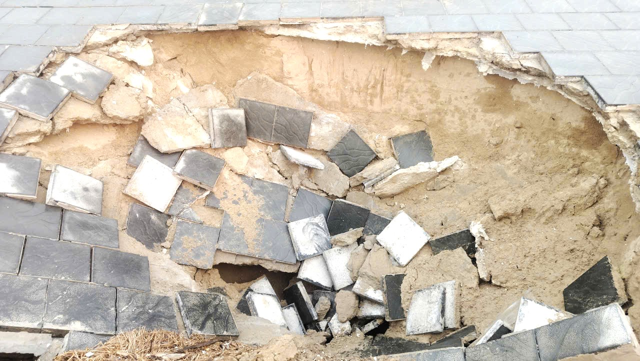 K&egrave; biển Hải Tiến sụt l&uacute;n d&ugrave; thời tiết y&ecirc;n b&igrave;nh năm 2026 - Ảnh 2.