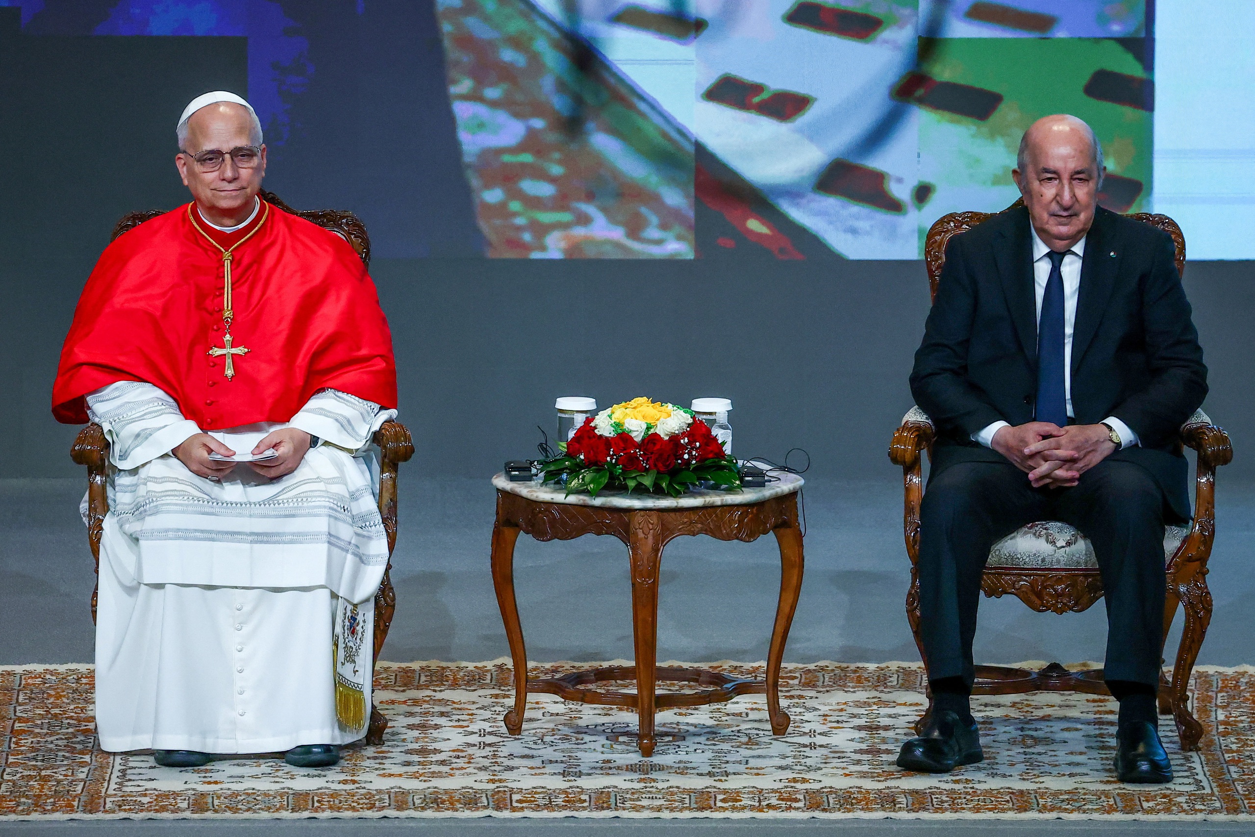 Đăng ảnh AI về Chúa Giêsu, ông Trump bị chỉ trích dữ dội - Ảnh 1.