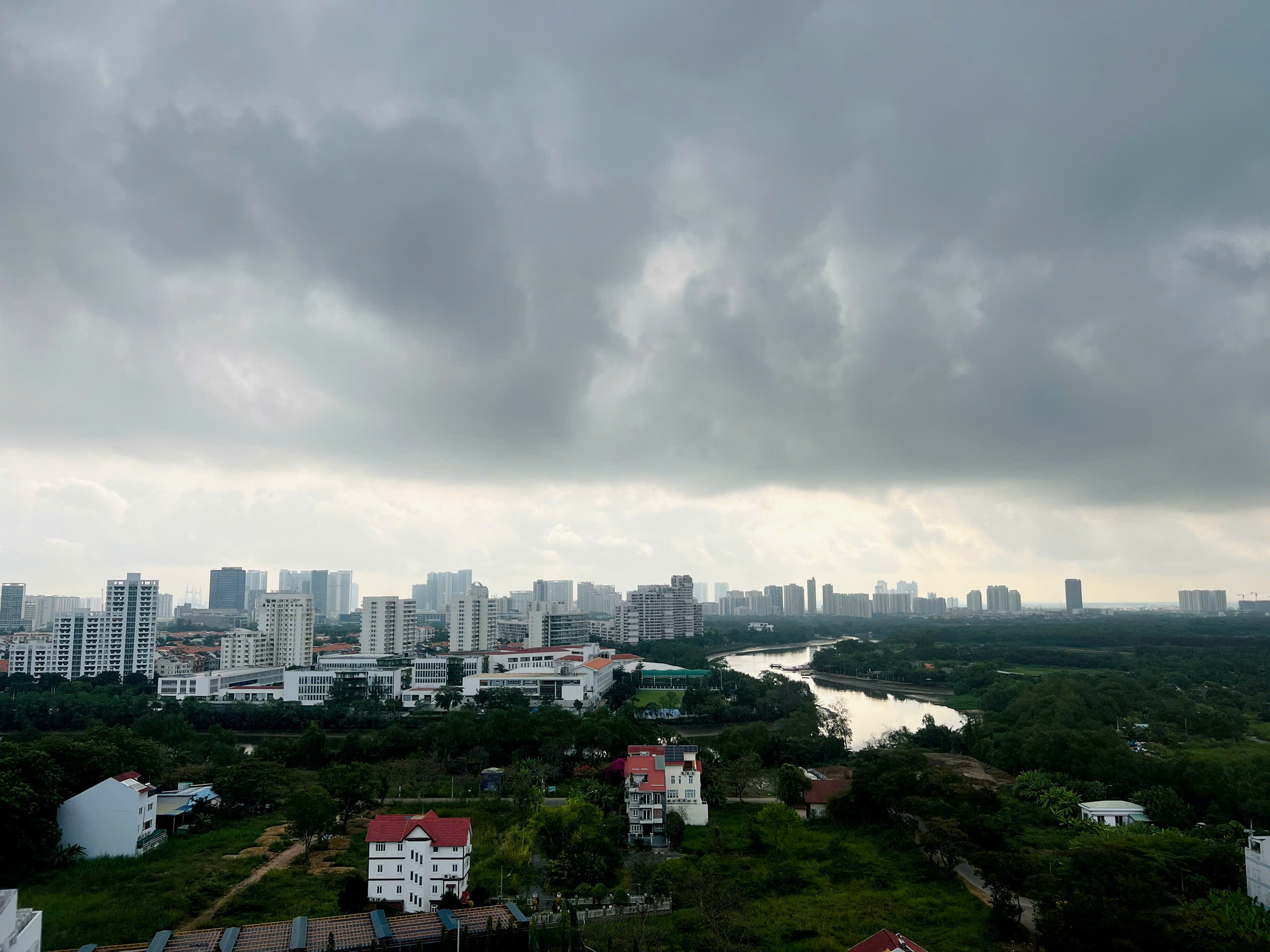 TP.HCM mây đen ùn ùn kéo đến, hôm nay sẽ có 'mưa vàng' giải nhiệt?- Ảnh 1.