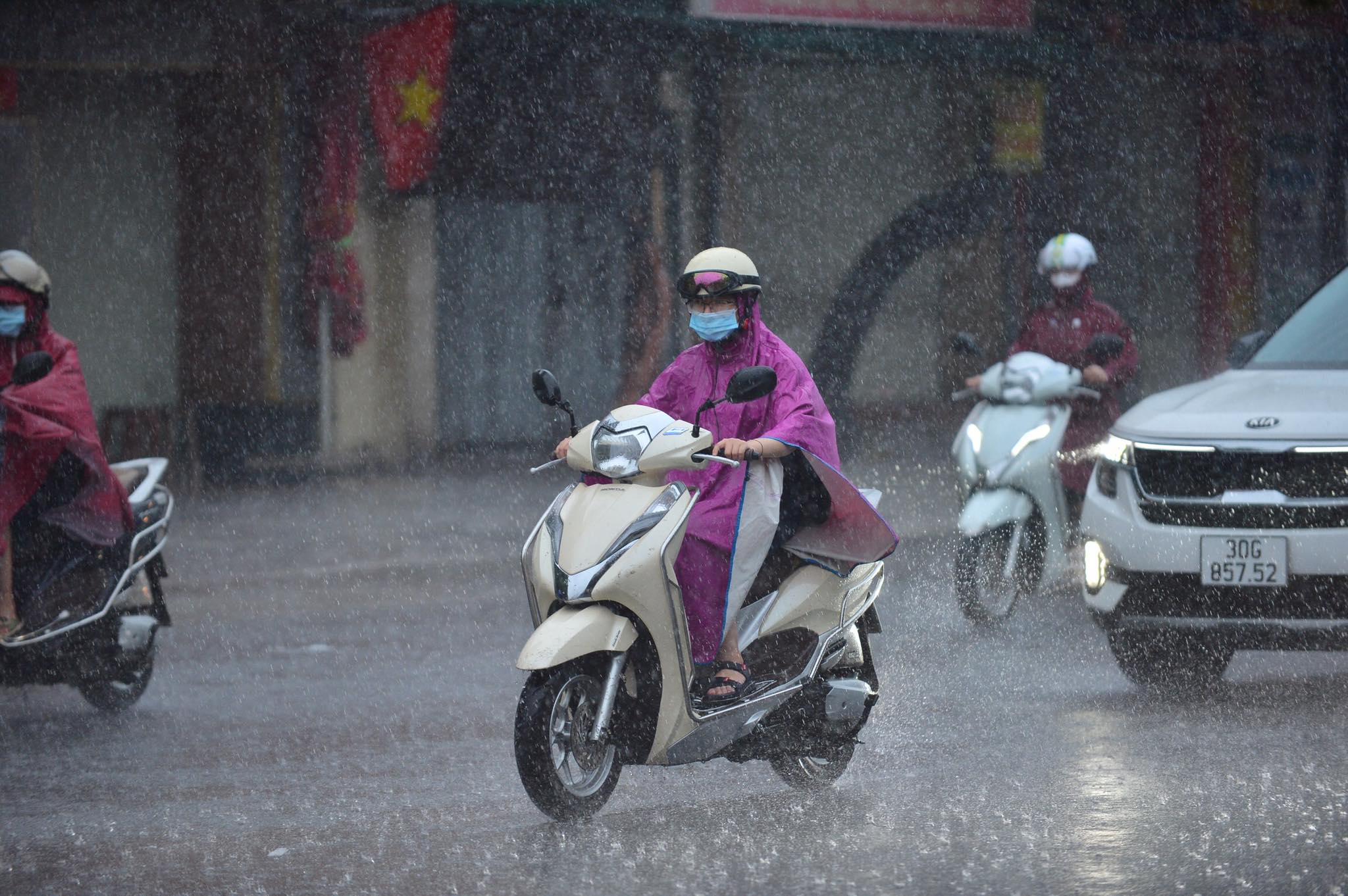 Miền Bắc mưa 5 ngày do không khí lạnh, miền Trung nắng gay gắt cuối tháng 4 - Ảnh 1.