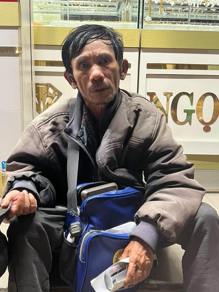 Mất 6 triệu đồng, cộng đồng giúp đỡ người bán vé số già 21 triệu - Ảnh 1.