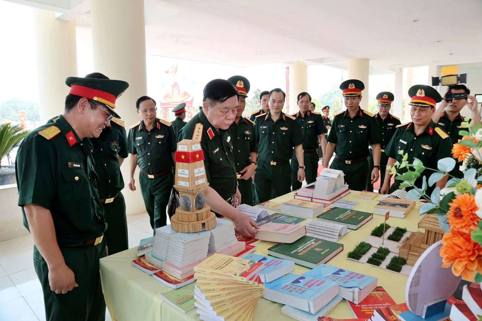 Đại tướng Nguyễn Trọng Nghĩa thăm Trường Thiếu sinh qu&acirc;n, nhấn mạnh 'ươm mầm' c&aacute;n bộ trẻ - Ảnh 6.