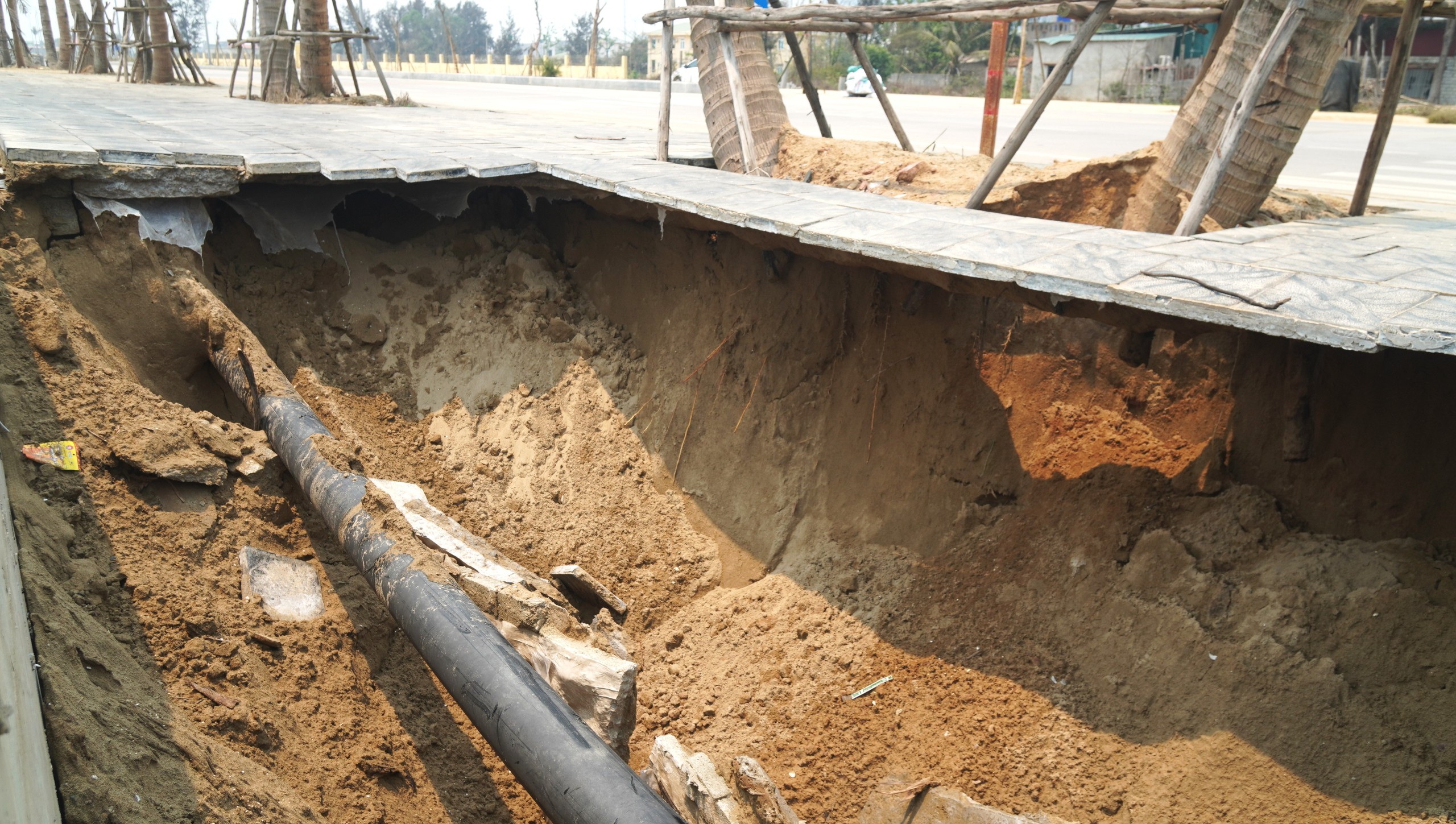 K&egrave; biển Hải Tiến sụt l&uacute;n d&ugrave; thời tiết y&ecirc;n b&igrave;nh năm 2026 - Ảnh 4.