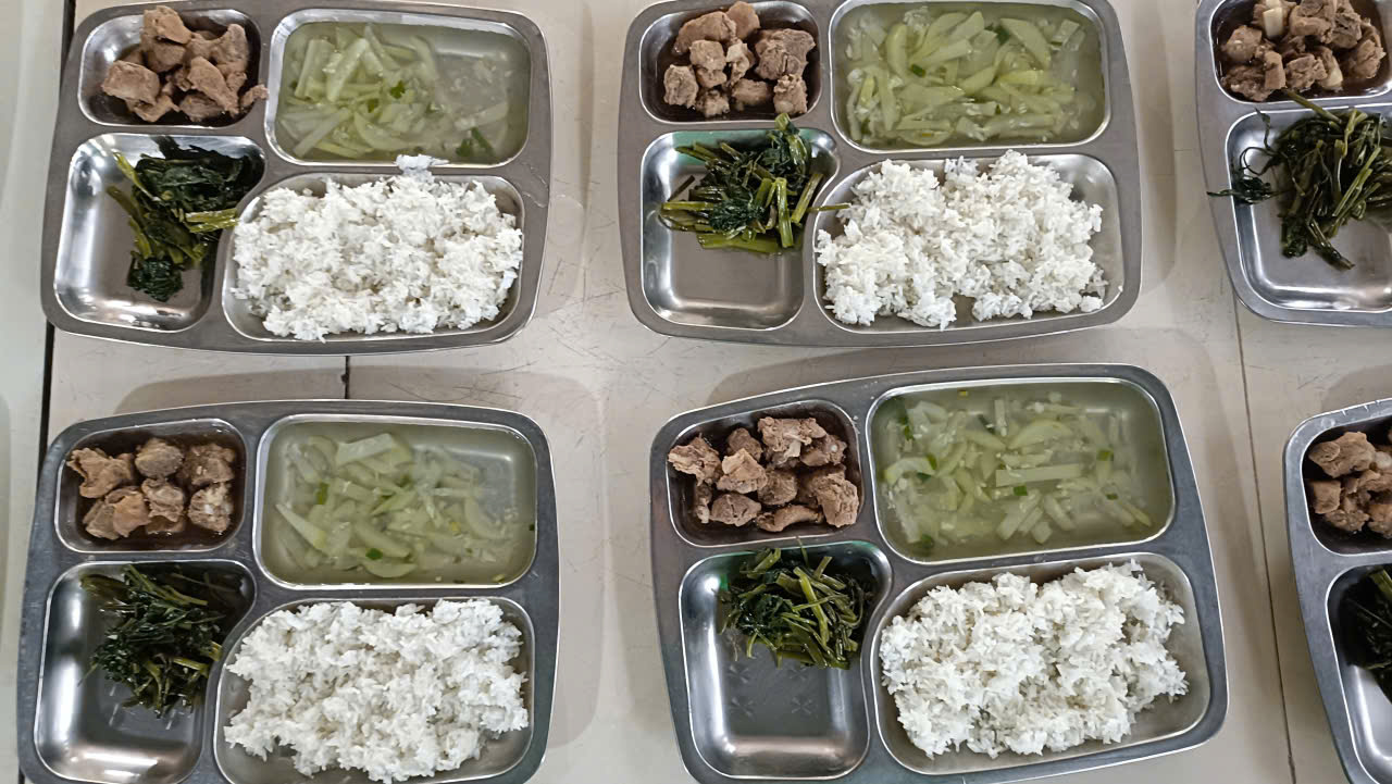 Đồng Nai: Rà soát toàn bộ hợp đồng cung cấp thực phẩm tại bếp ăn trường học - Ảnh 1.
