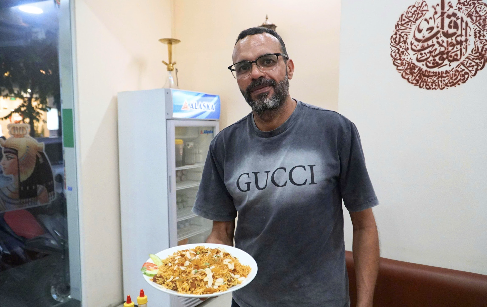 Qu&aacute;n ăn Ai Cập giữa l&ograve;ng TP.HCM: Kh&aacute;ch Trung Đ&ocirc;ng t&igrave;m thấy hương vị qu&ecirc; hương - Ảnh 1.