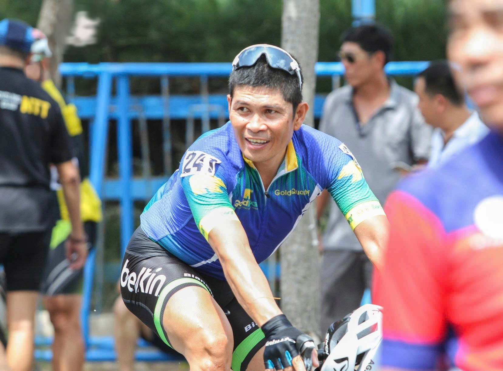 Huyền thoại xe đạp Mai Công Hiếu: Lan tỏa thông điệp hòa bình từ những vòng quay- Ảnh 2. Huyền thoại xe đạp Mai Công Hiếu: Lan tỏa thông điệp hòa bình từ những vòng quay- Ảnh 2.