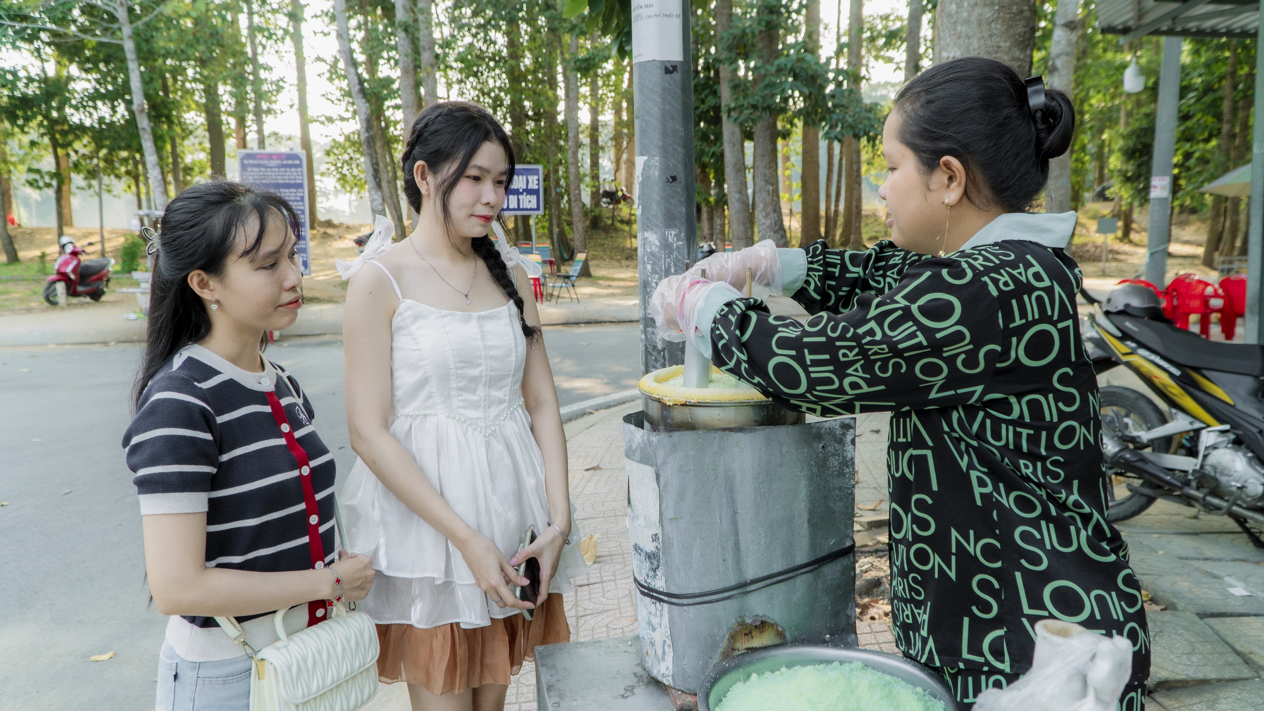 Đặc sản bánh cốm ống của đồng bào Khmer - Ảnh 12.