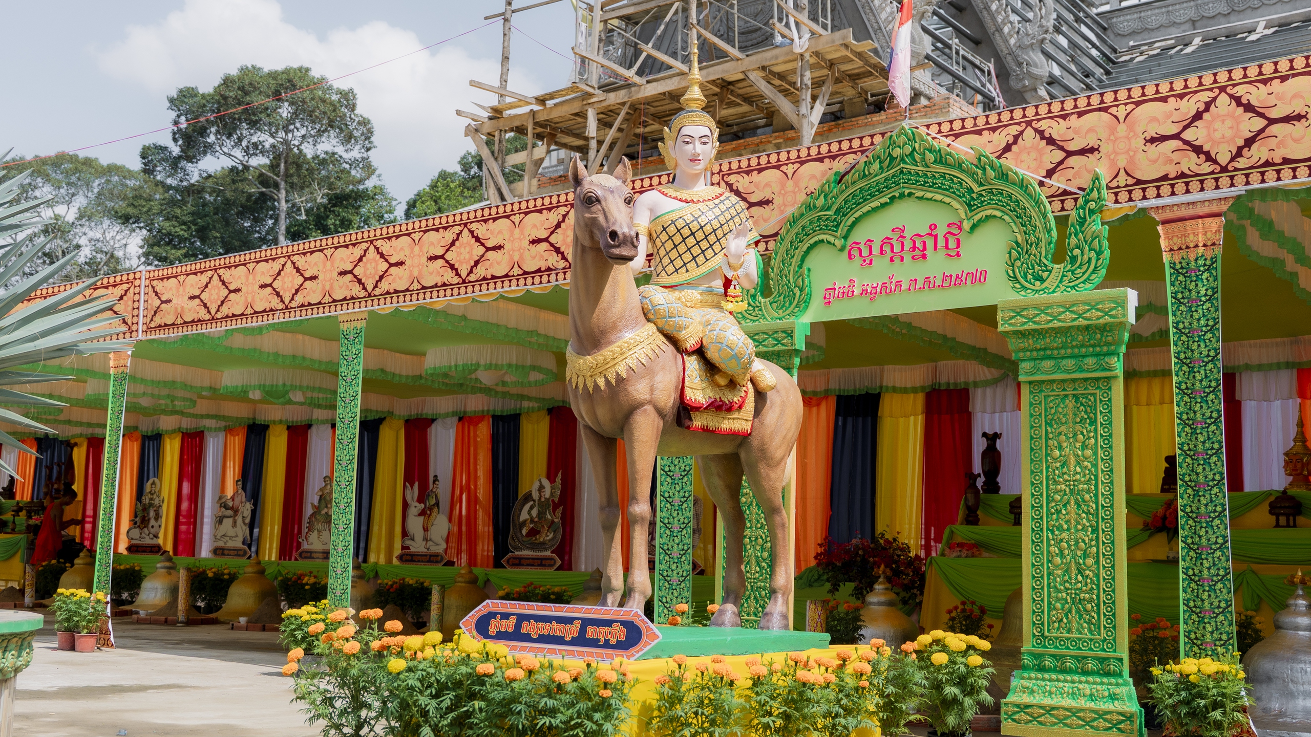 Người trẻ Khmer lễ ch&ugrave;a cầu b&igrave;nh an dịp Tết Ch&ocirc;l Chnăm Thm&acirc;y - Ảnh 2.