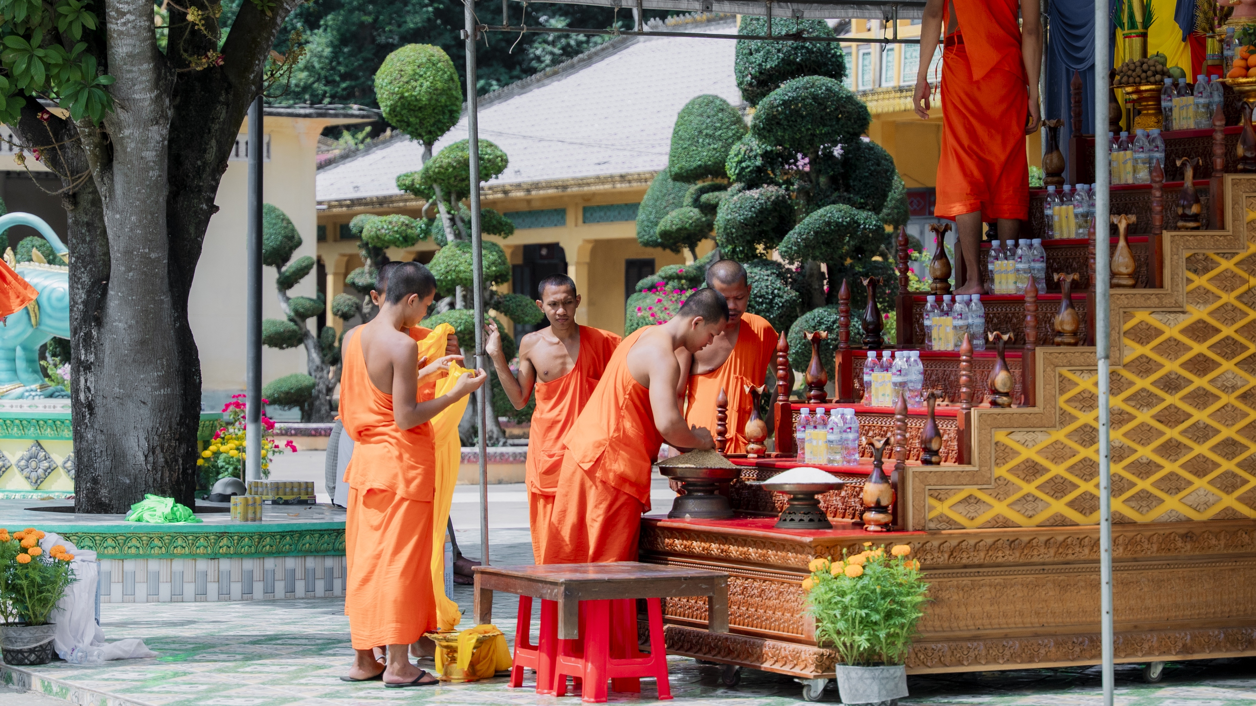 Người trẻ Khmer lễ ch&ugrave;a cầu b&igrave;nh an dịp Tết Ch&ocirc;l Chnăm Thm&acirc;y - Ảnh 3.