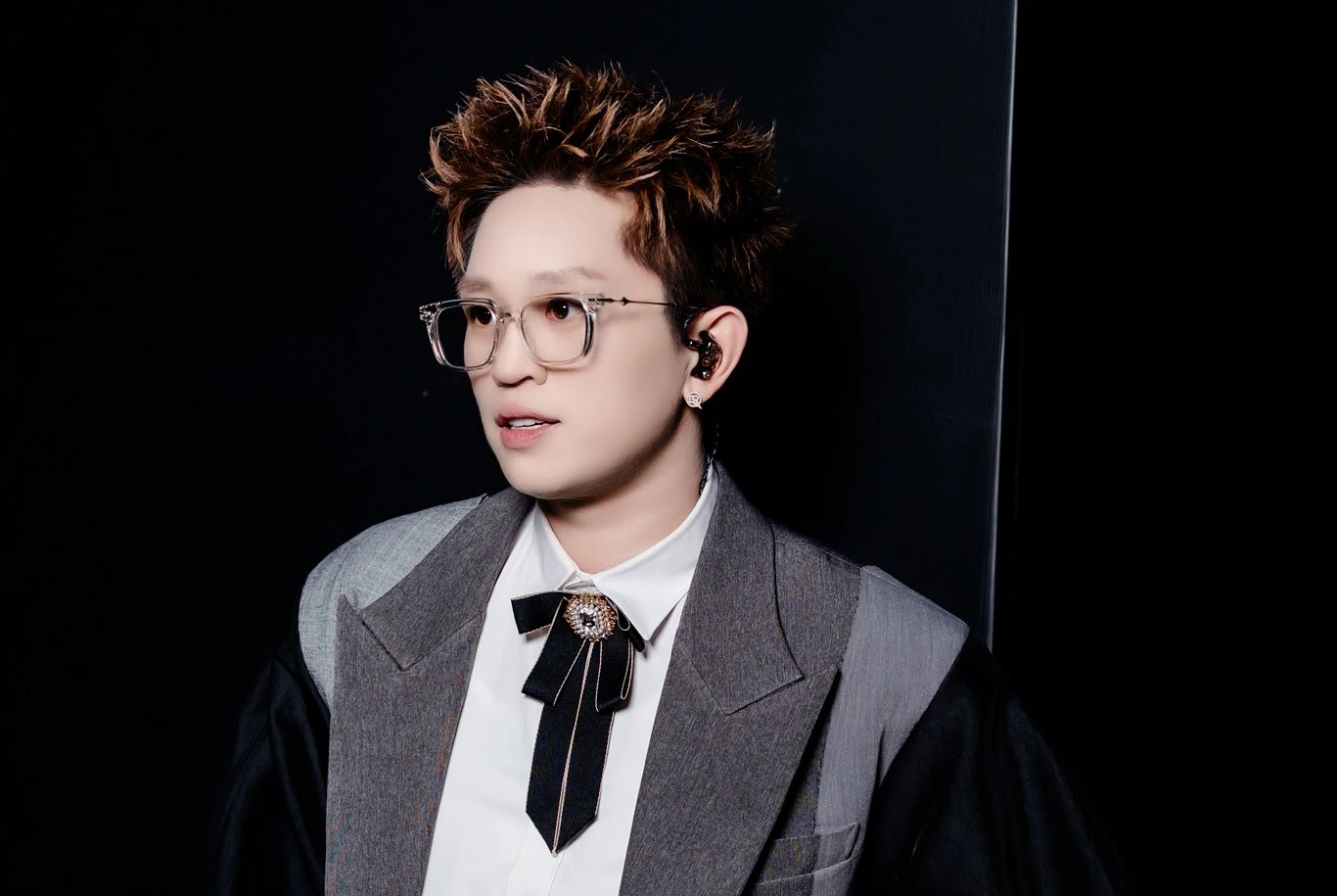 Rapper B Ray tiếp tục bị chỉ trích vì rap phản cảm