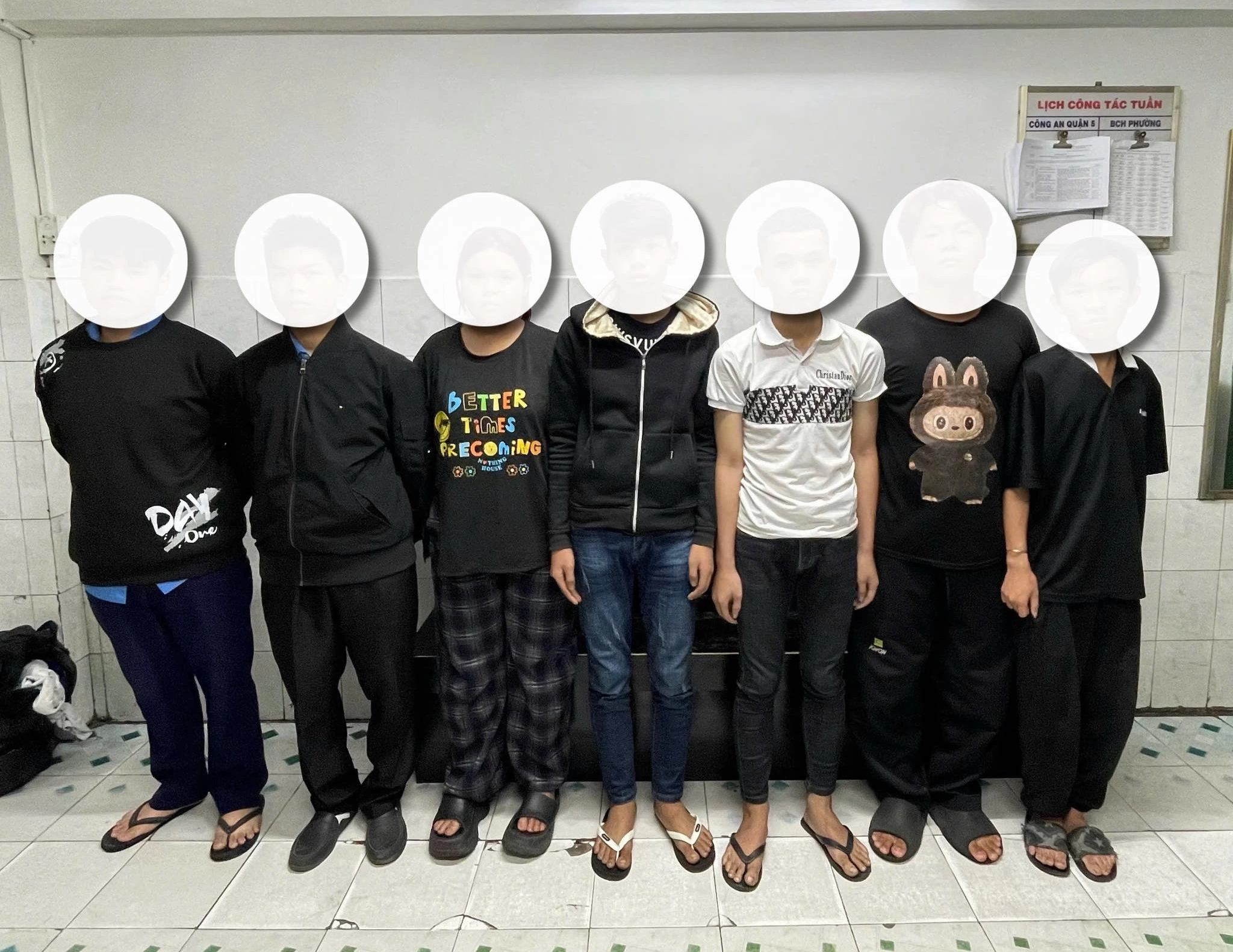 Công an triệu tập 5 người liên quan vụ hỗn chiến trước cổng Trường THCS Hồng Bàng - Ảnh 1. Công an triệu tập 5 người liên quan vụ hỗn chiến trước cổng Trường THCS Hồng Bàng - Ảnh 1.