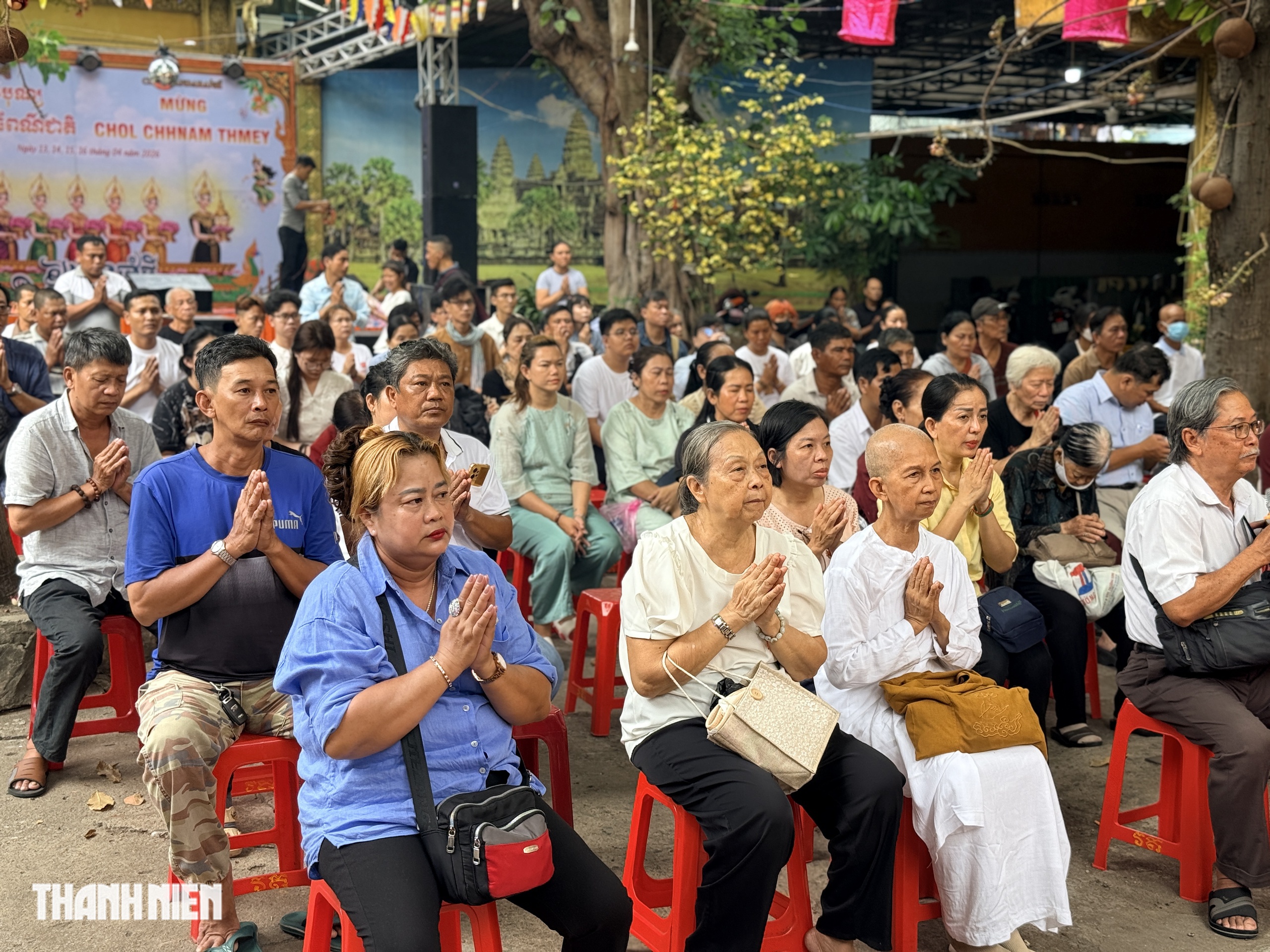 Giao thừa lúc 10 giờ 48 phút: Người Khmer ở TP.HCM đón năm mới giữa ban ngày - Ảnh 3.