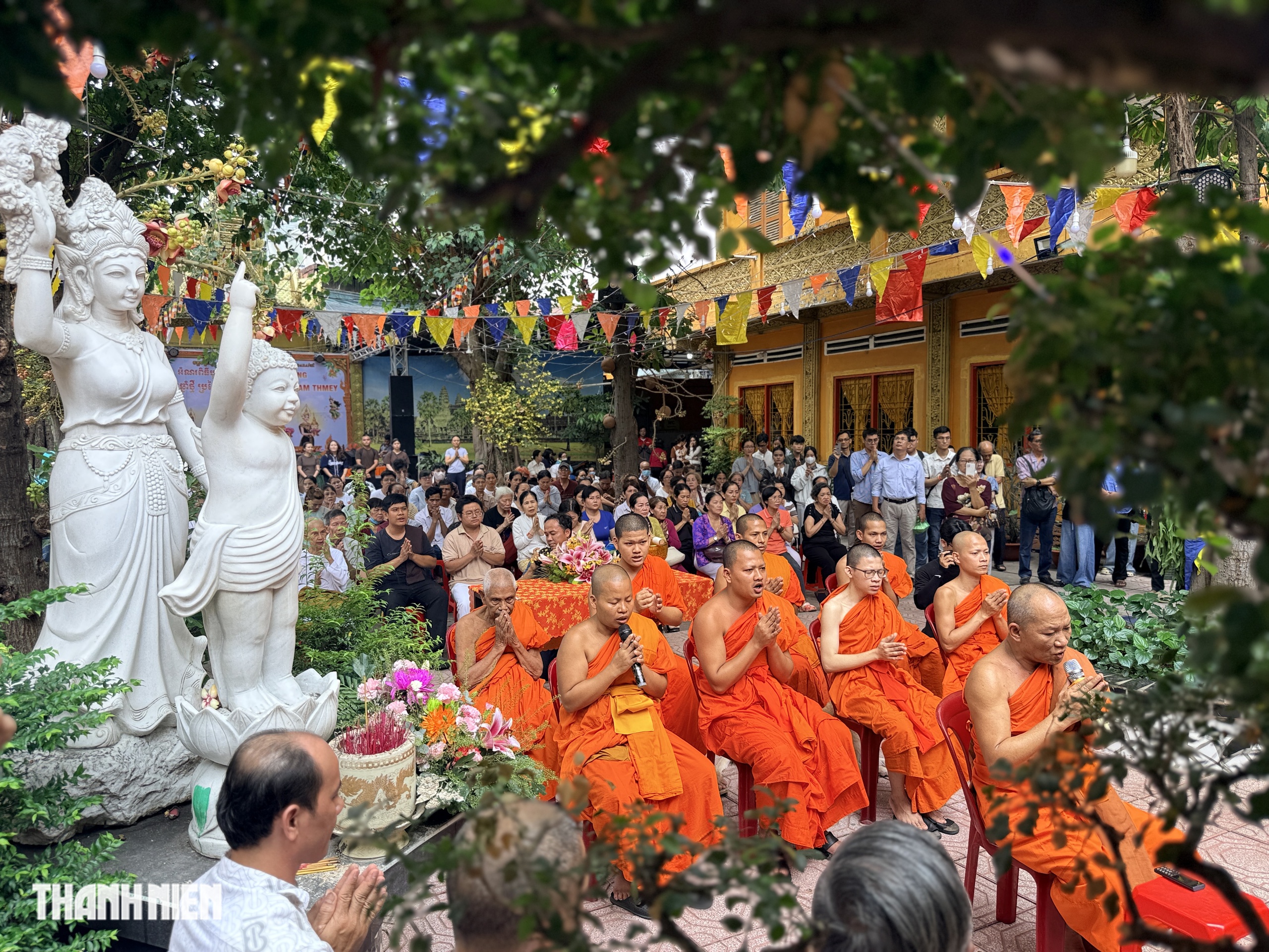 Giao thừa lúc 10 giờ 48 phút: Người Khmer ở TP.HCM đón năm mới giữa ban ngày - Ảnh 1.