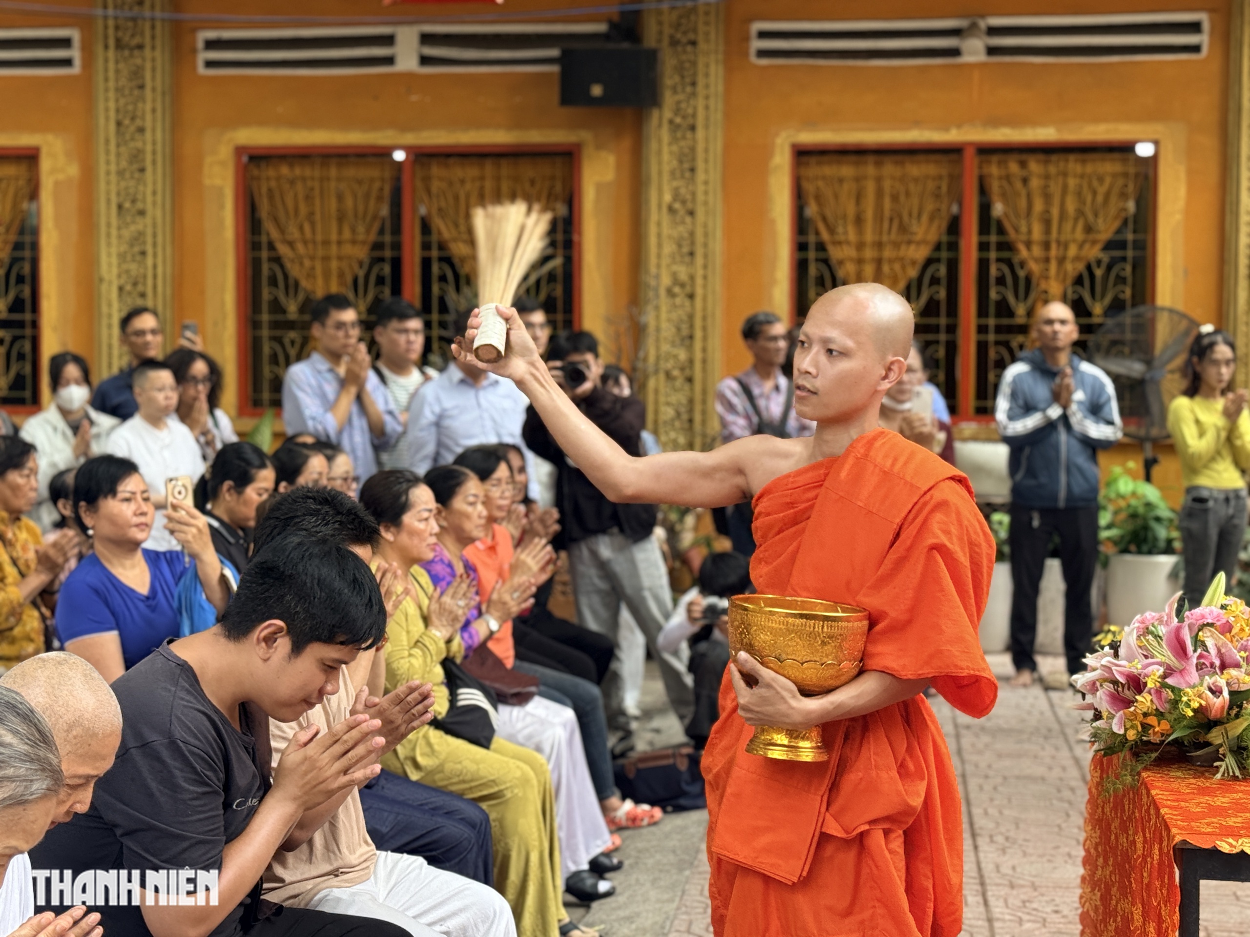 Giao thừa lúc 10 giờ 48 phút: Người Khmer ở TP.HCM đón năm mới giữa ban ngày - Ảnh 9.