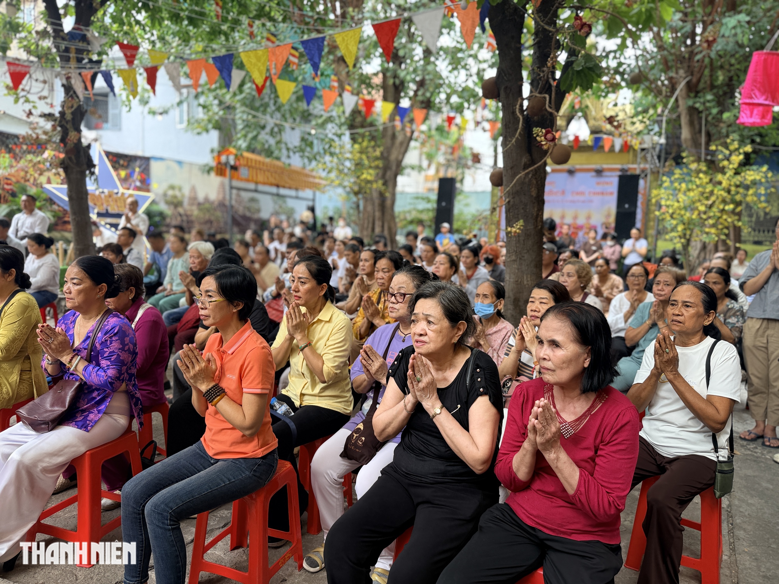 Giao thừa lúc 10 giờ 48 phút: Người Khmer ở TP.HCM đón năm mới giữa ban ngày - Ảnh 6.
