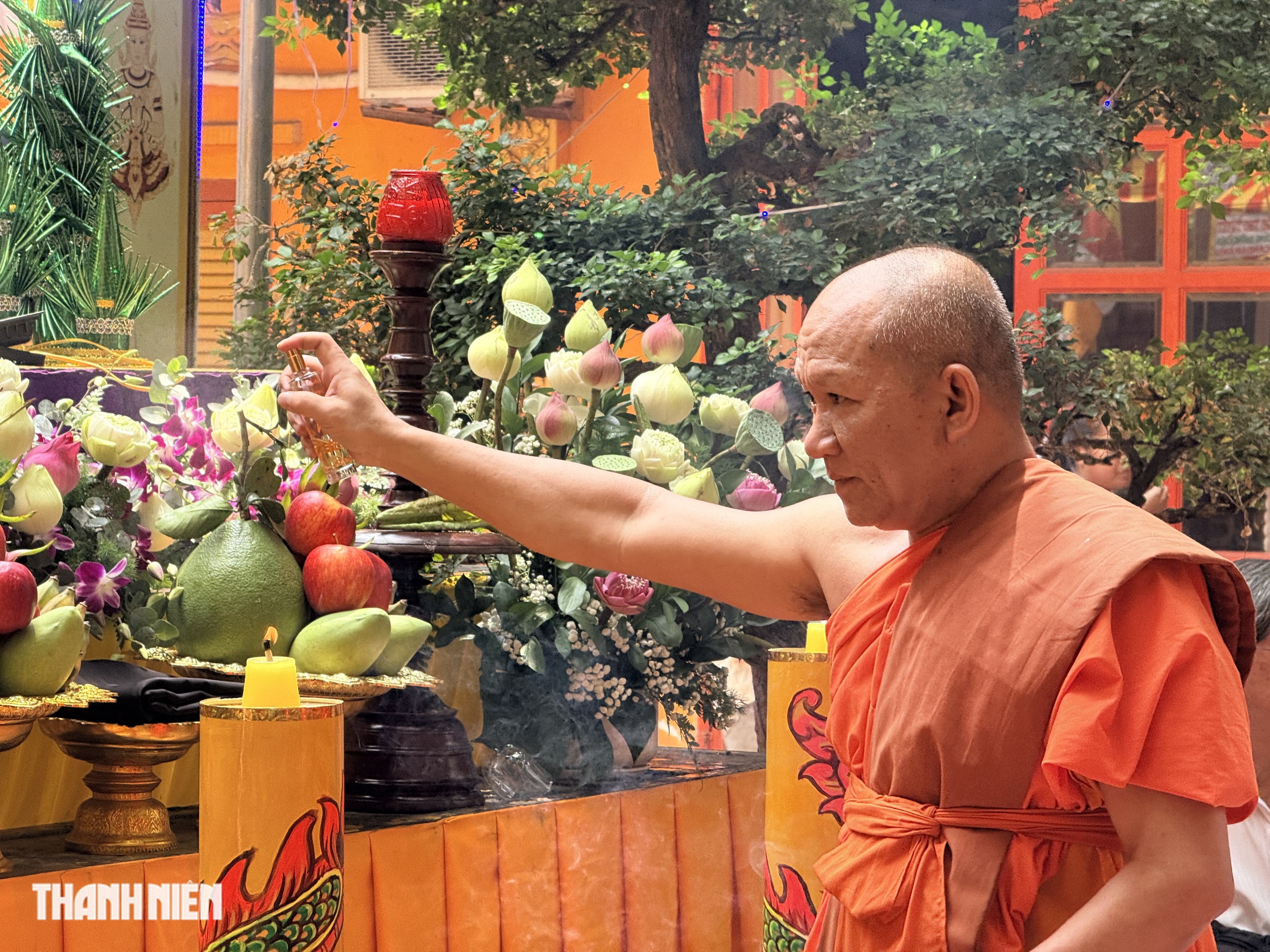 Giao thừa lúc 10 giờ 48 phút: Người Khmer ở TP.HCM đón năm mới giữa ban ngày - Ảnh 2.