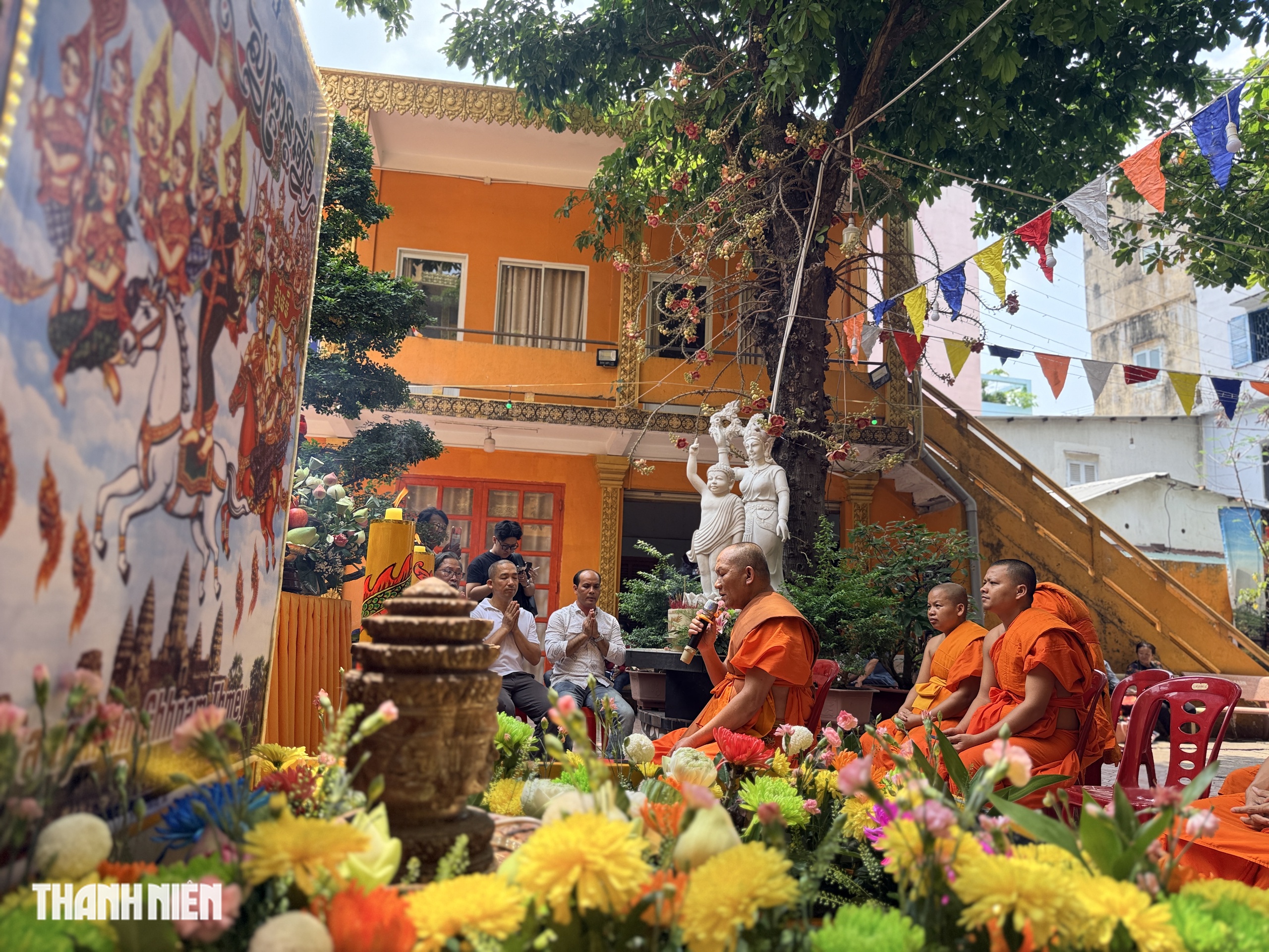 Giao thừa lúc 10 giờ 48 phút: Người Khmer ở TP.HCM đón năm mới giữa ban ngày - Ảnh 4.