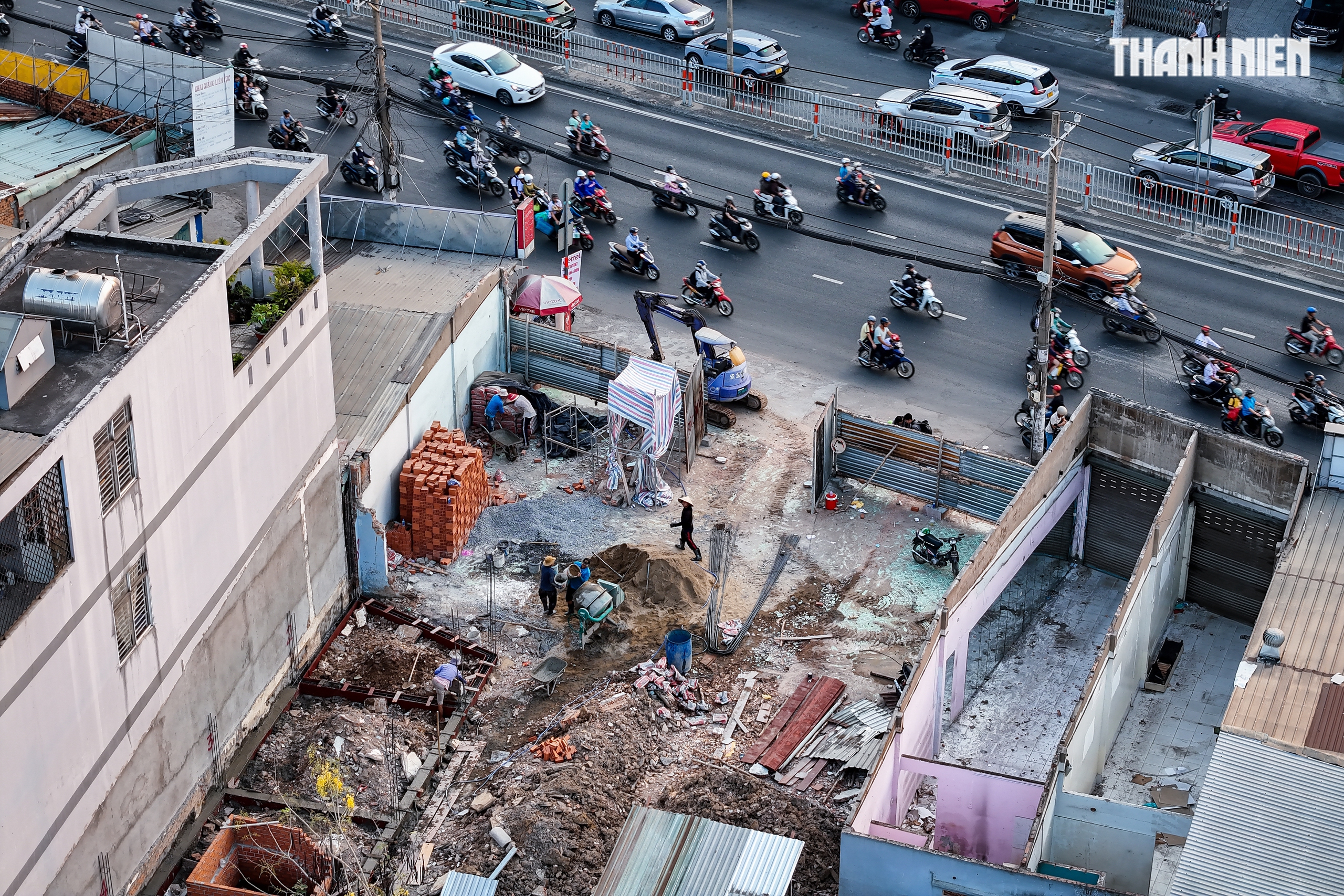 Người d&acirc;n TP.HCM dỡ nh&agrave;, nhường đất mở rộng quốc lộ 13 sau nhiều lần chậm trễ - Ảnh 2.