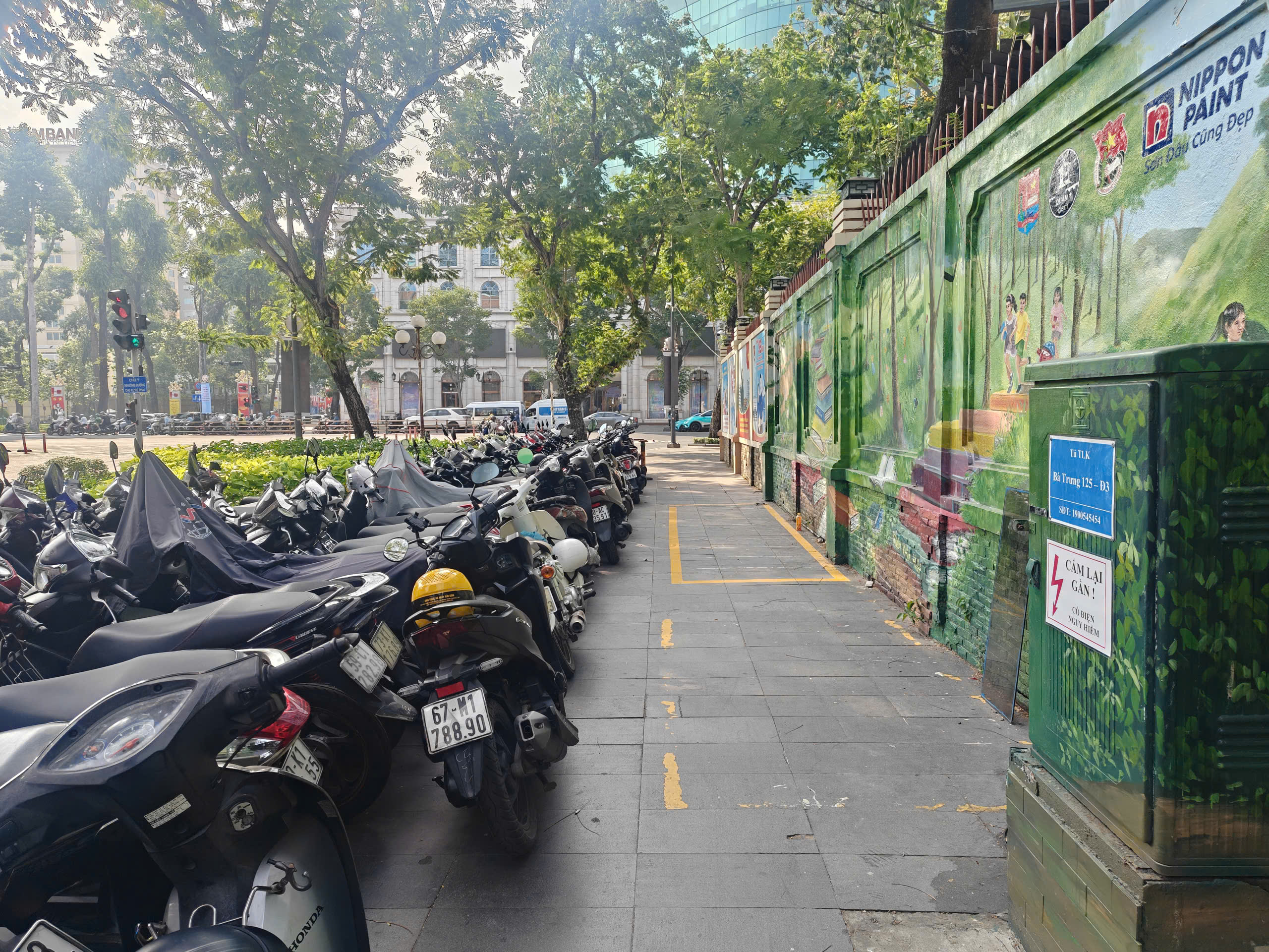 Chọn bãi gửi xe hay chọn bích họa giữa trung tâm TP.HCM? - Ảnh 1.