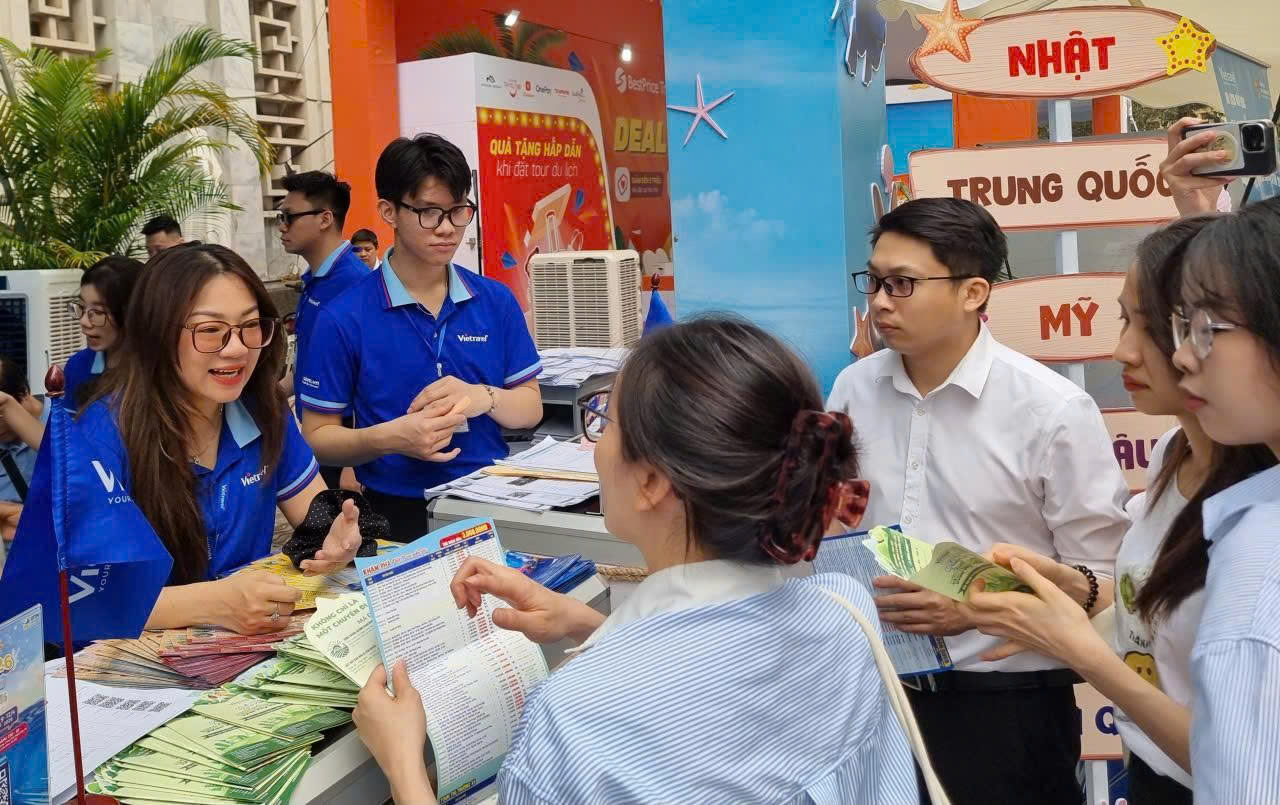 Tour nước ngoài 'lấn lướt' tour nội địa trong dịp nghỉ lễ dài- Ảnh 1. Tour nước ngoài 'lấn lướt' tour nội địa trong dịp nghỉ lễ dài- Ảnh 1.