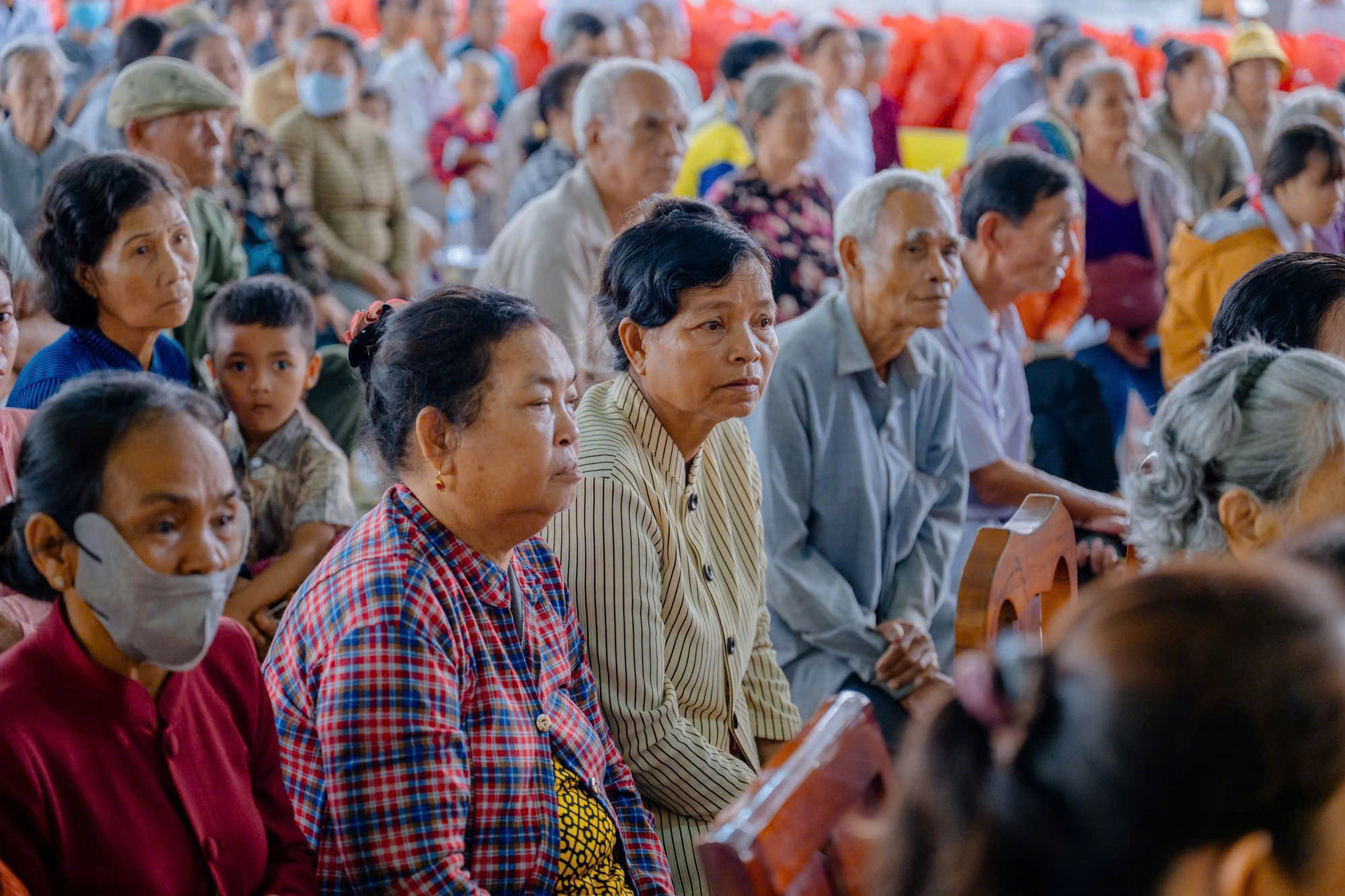 Tết Ch&ocirc;l Chnăm Thm&acirc;y: Người Khmer kh&oacute; khăn, người khuyết tật nhận qu&agrave; ở s&acirc;n ch&ugrave;a - Ảnh 1.