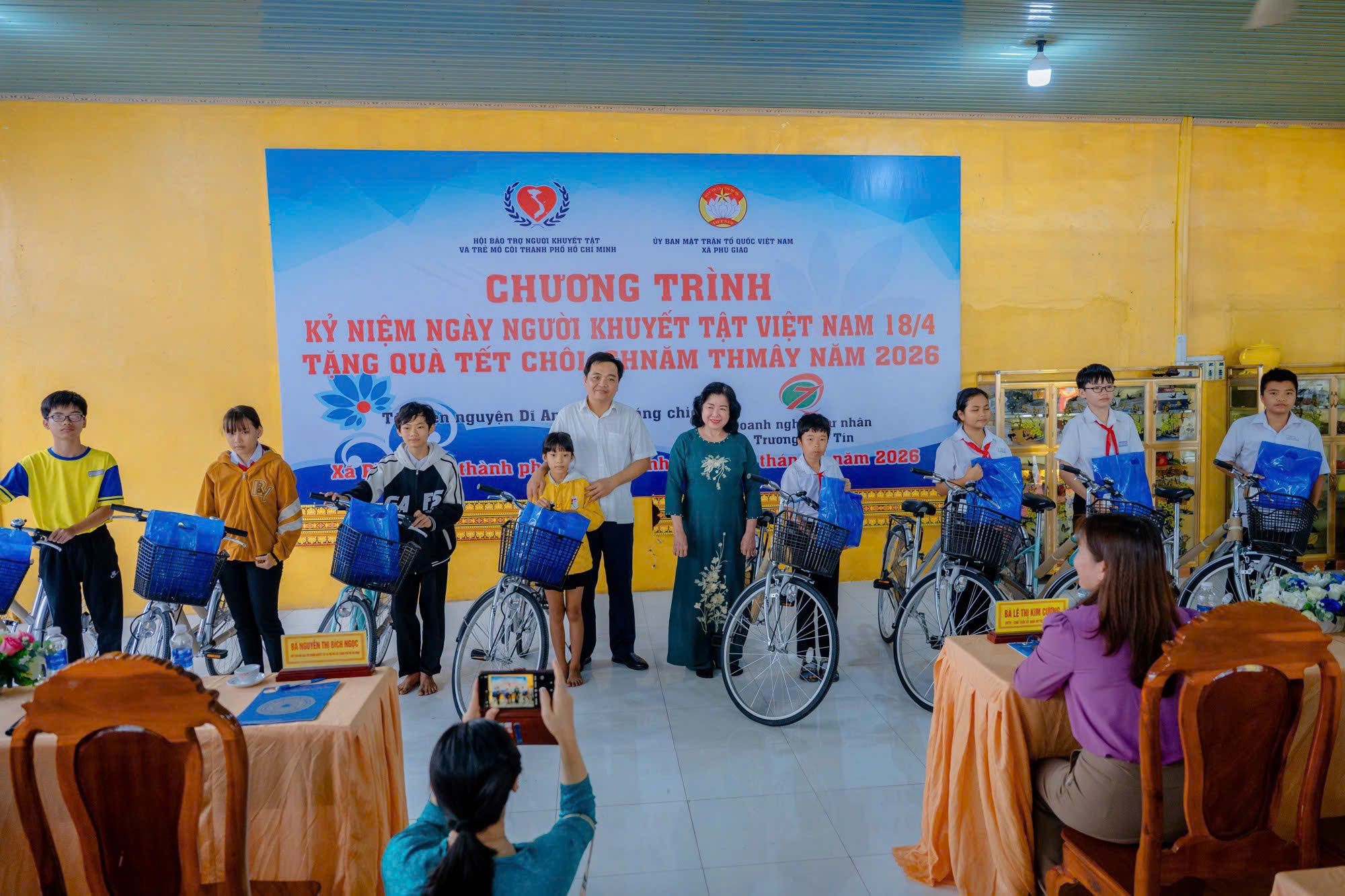 Tết Ch&ocirc;l Chnăm Thm&acirc;y: Người Khmer kh&oacute; khăn, người khuyết tật nhận qu&agrave; ở s&acirc;n ch&ugrave;a - Ảnh 5.