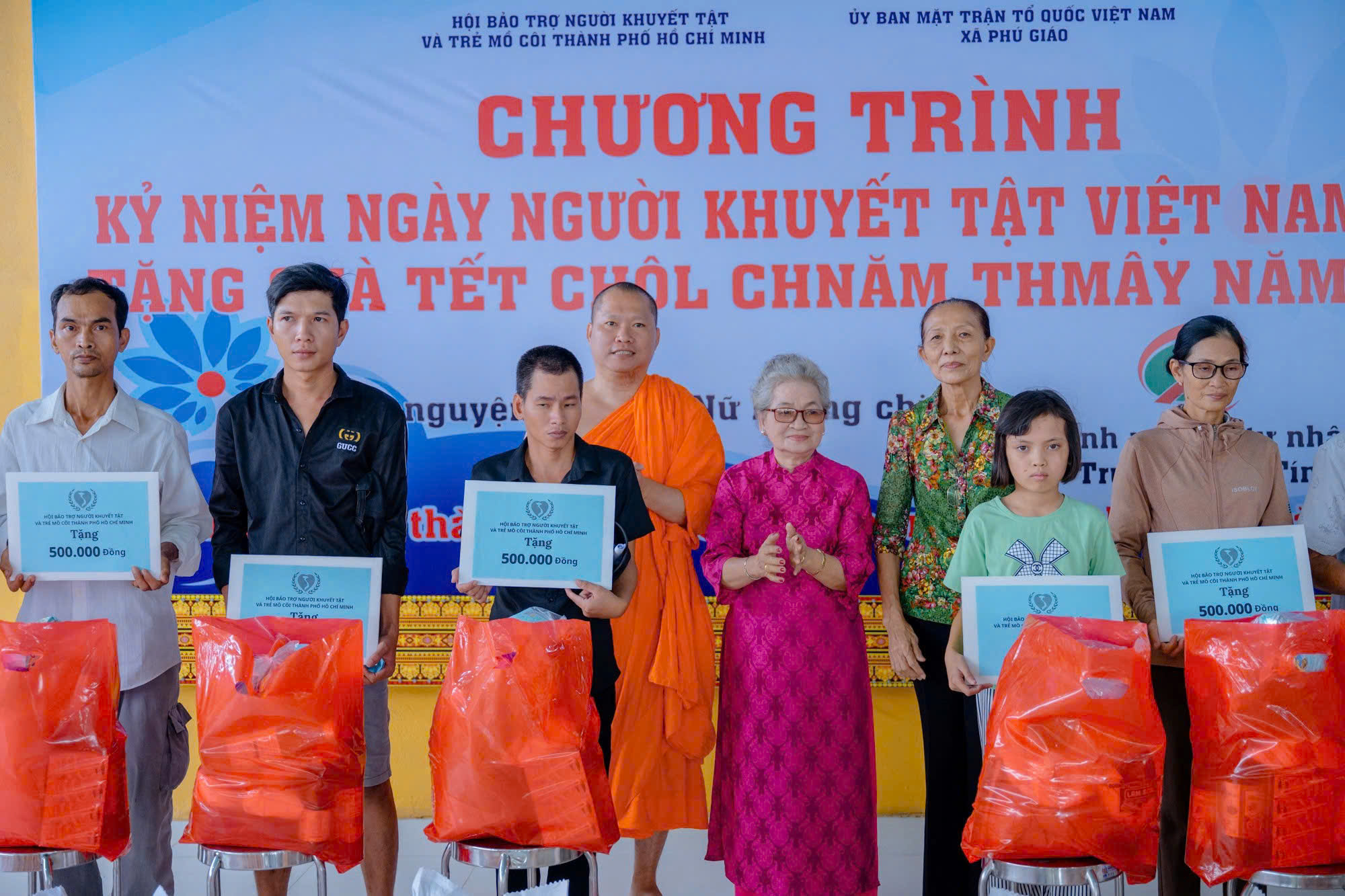 Tết Ch&ocirc;l Chnăm Thm&acirc;y: Người Khmer kh&oacute; khăn, người khuyết tật nhận qu&agrave; ở s&acirc;n ch&ugrave;a - Ảnh 4.