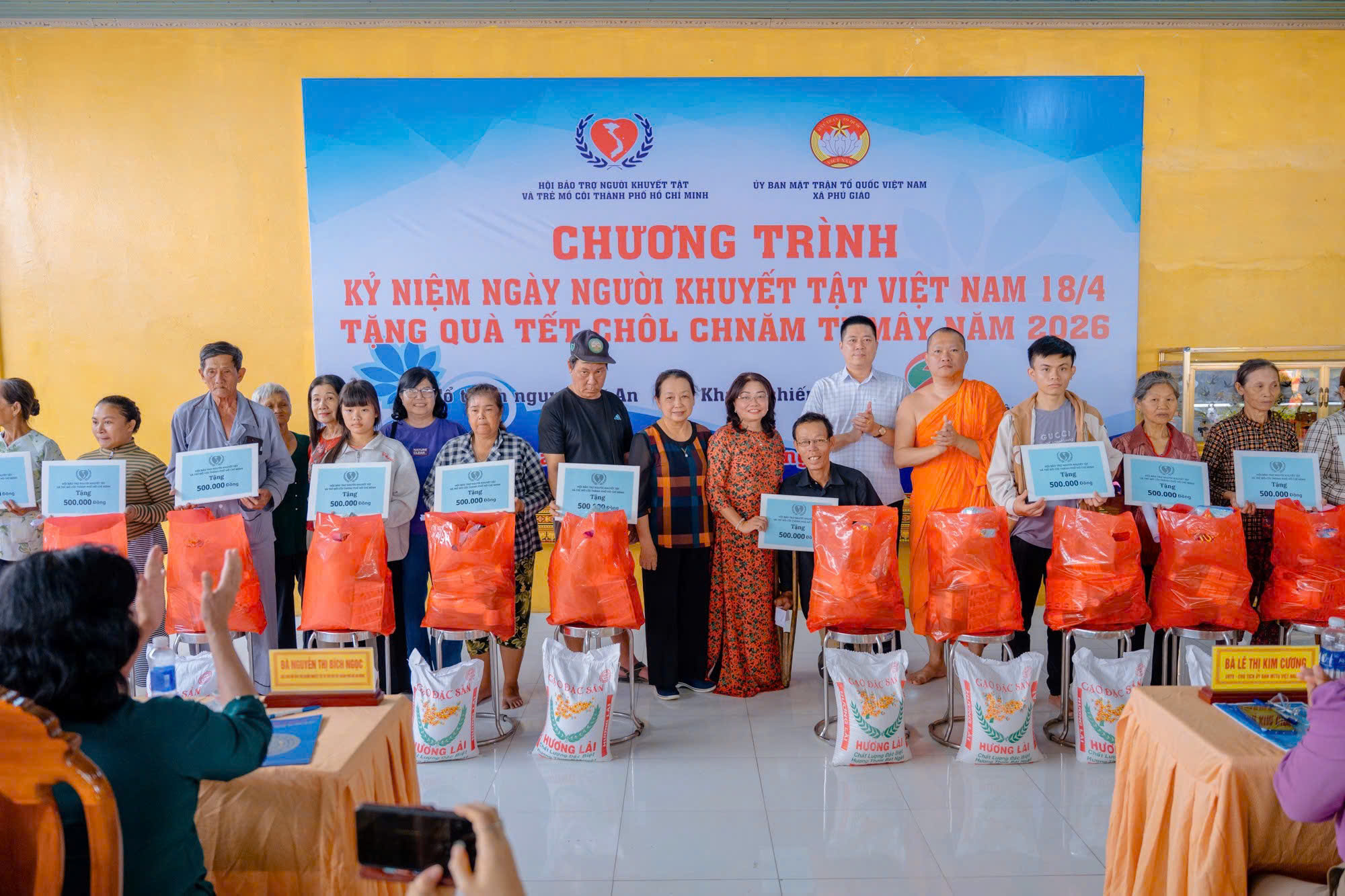 Tết Ch&ocirc;l Chnăm Thm&acirc;y: Người Khmer kh&oacute; khăn, người khuyết tật nhận qu&agrave; ở s&acirc;n ch&ugrave;a - Ảnh 6.