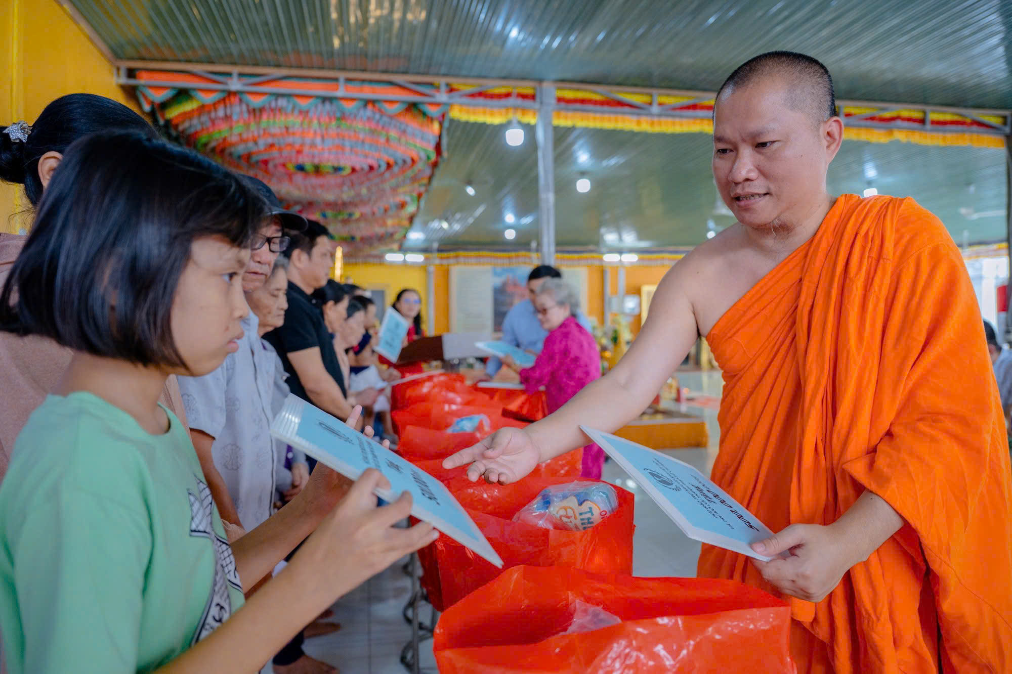 Tết Ch&ocirc;l Chnăm Thm&acirc;y: Người Khmer kh&oacute; khăn, người khuyết tật nhận qu&agrave; ở s&acirc;n ch&ugrave;a - Ảnh 3.
