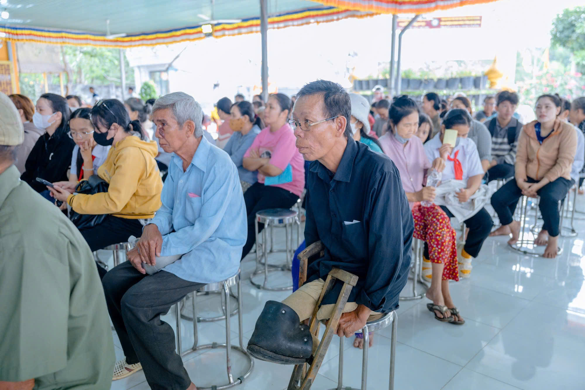Tết Ch&ocirc;l Chnăm Thm&acirc;y: Người Khmer kh&oacute; khăn, người khuyết tật nhận qu&agrave; ở s&acirc;n ch&ugrave;a - Ảnh 2.