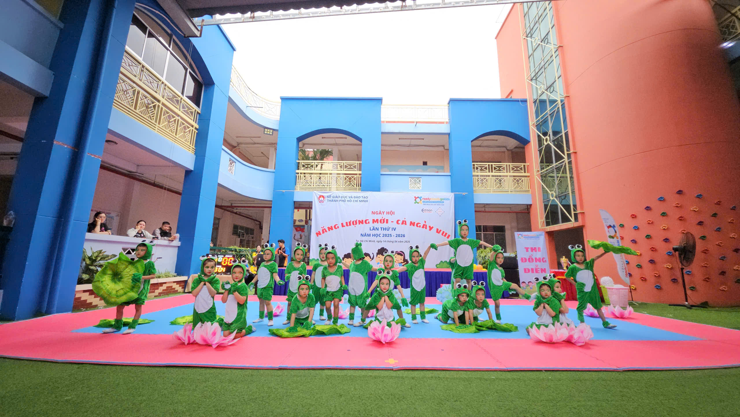 Vui như xem trẻ mầm non thi đấu thể thao - Ảnh 2.