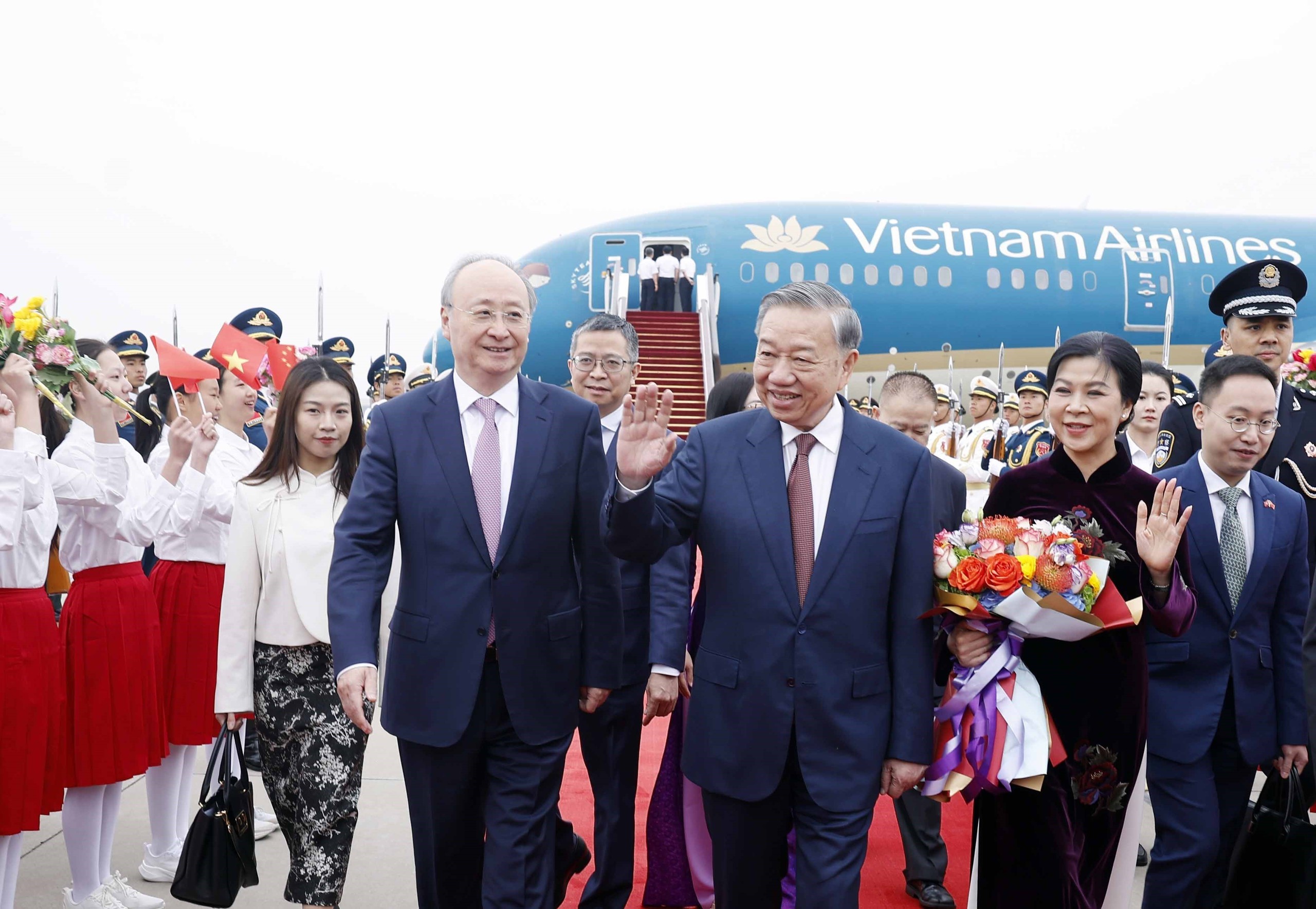 Tổng Bí thư, Chủ tịch nước Tô Lâm và phu nhân bắt đầu thăm Trung Quốc- Ảnh 2. Tổng Bí thư, Chủ tịch nước Tô Lâm và phu nhân bắt đầu thăm Trung Quốc- Ảnh 2.